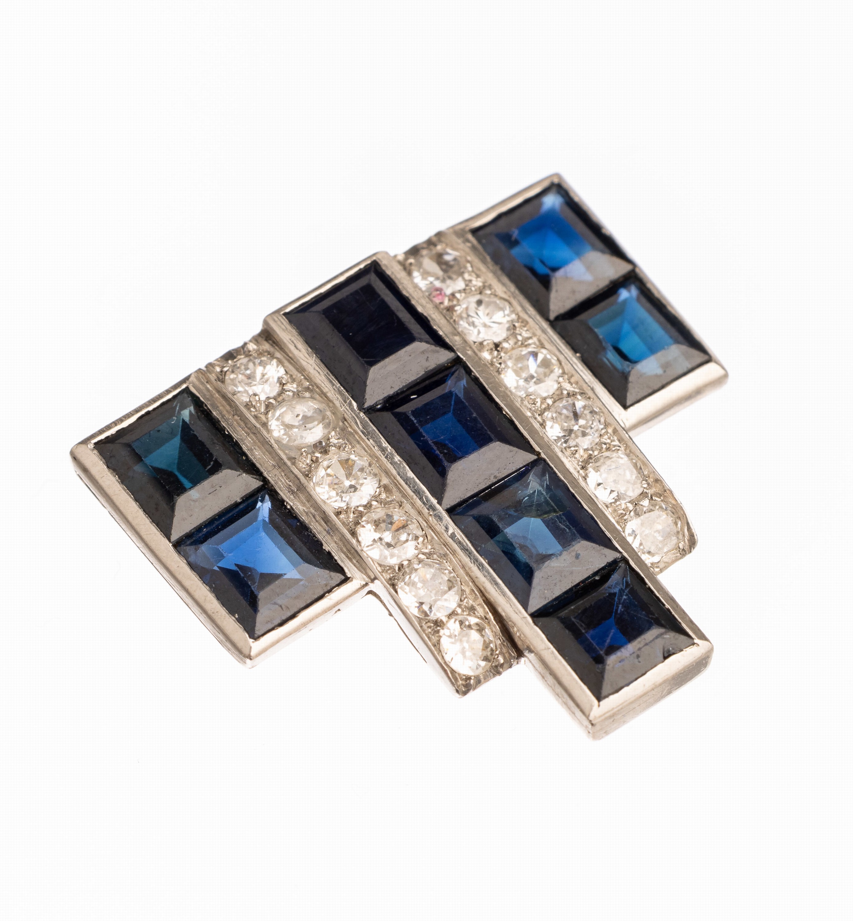Art Deco Saphir Diamant Kleiderclip, um 1925/30, 18 kt Gold und Platin, 8 Saphir Carrees zus. ca. 1.60 ct, 12 Altschliffdiam. zus. ca. 0.80 ct ...