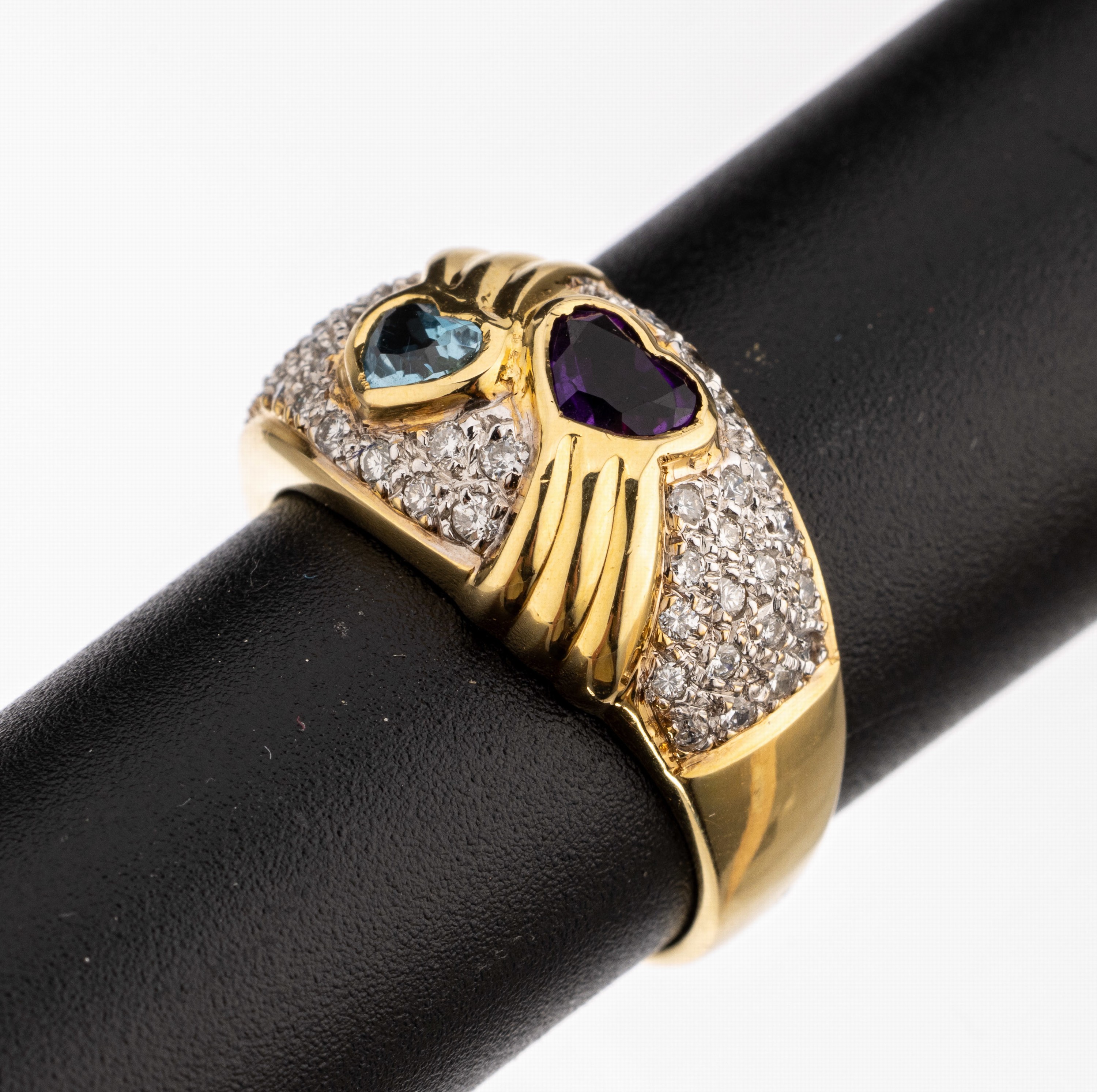 18 kt Gold Farbstein-Diamant-Ring, GG/WG 750/000, bes. mit facett. Amethyst und Blautopase(beh.) zus. ca. 0,25 ct, in WG gefasste Brillanten zus. ...
