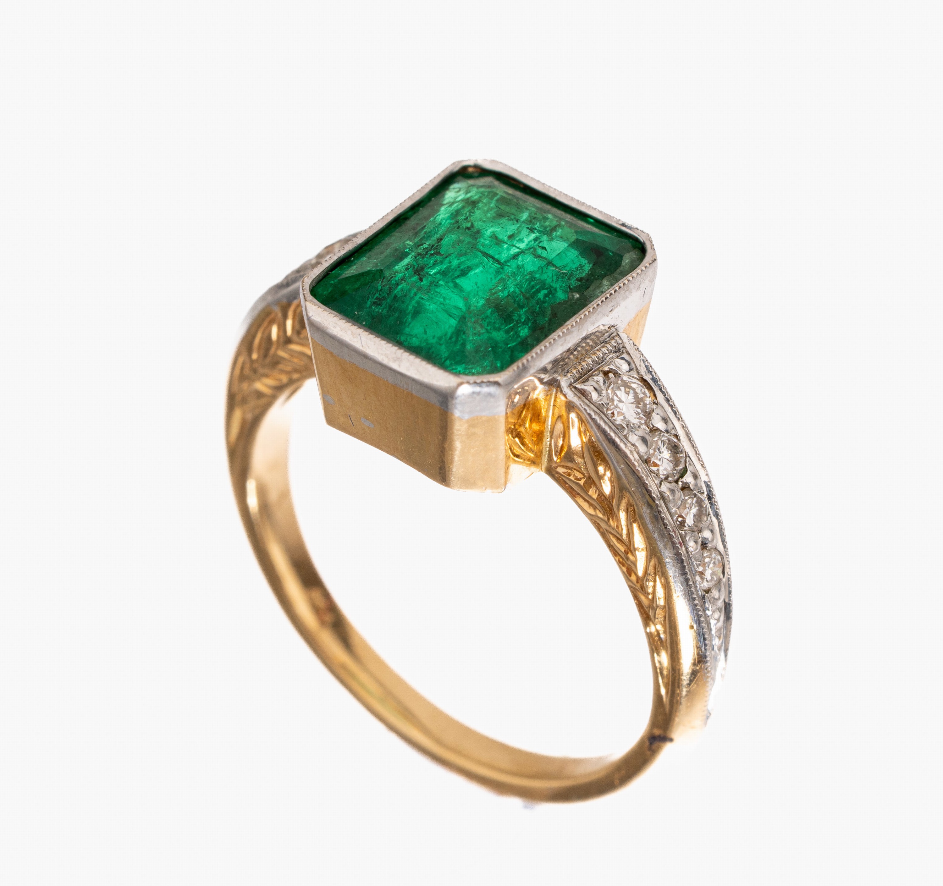 18 kt Gold Smaragd-Brillant-Ring, GG 750/000, mittig Smaragd im Treppenschliff ca. 5.00 ct, 8 Brillanten zus. ca. 0.80 ct Weiß/si, RW 51, ca. 5.4 g