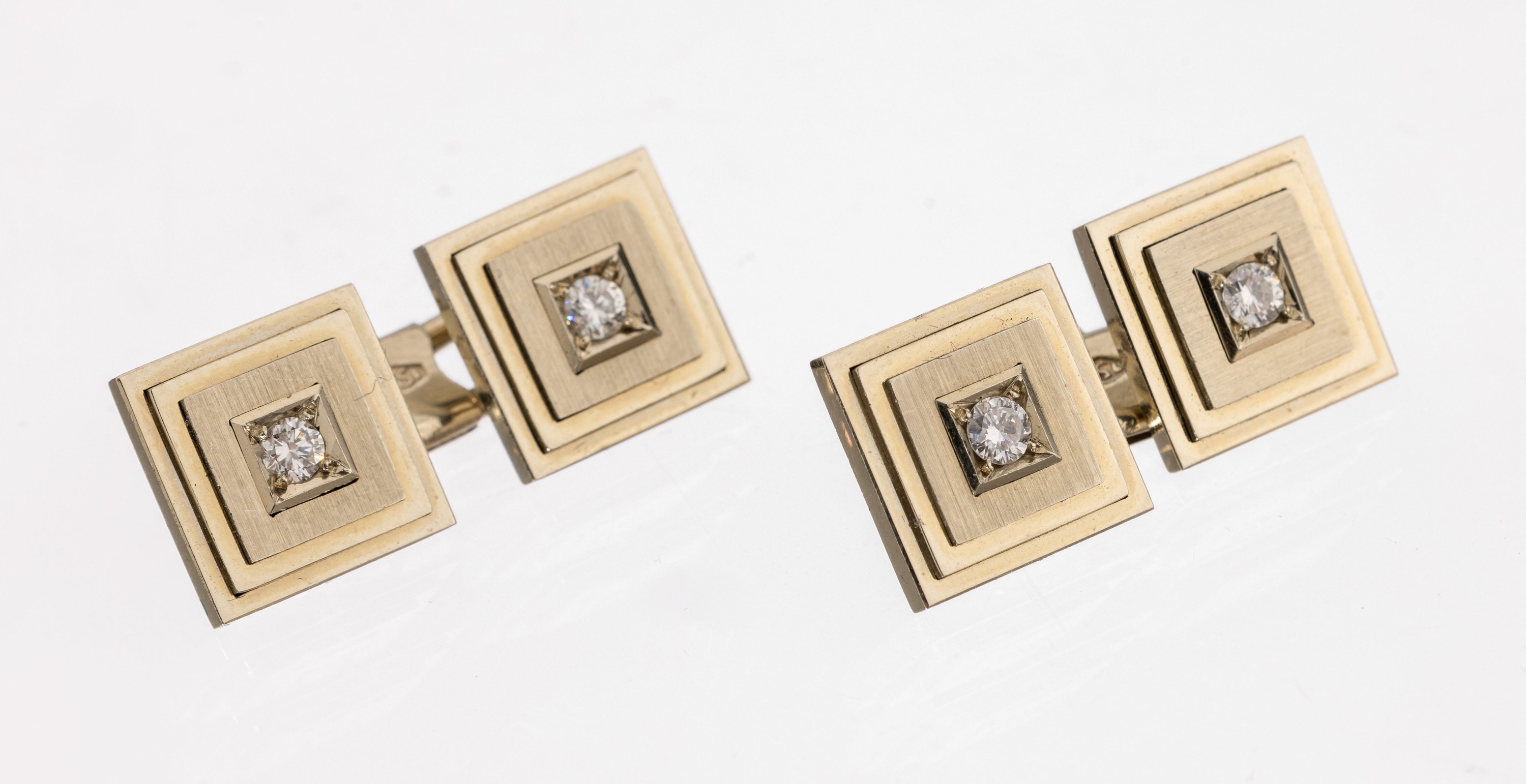 Paar 18 kt Gold Brillant-Manschettenknöpfe, WG 750/000, 4 Brillanten zus. ca. 0.40 ct Weiß/si, total ca. 13.8 g