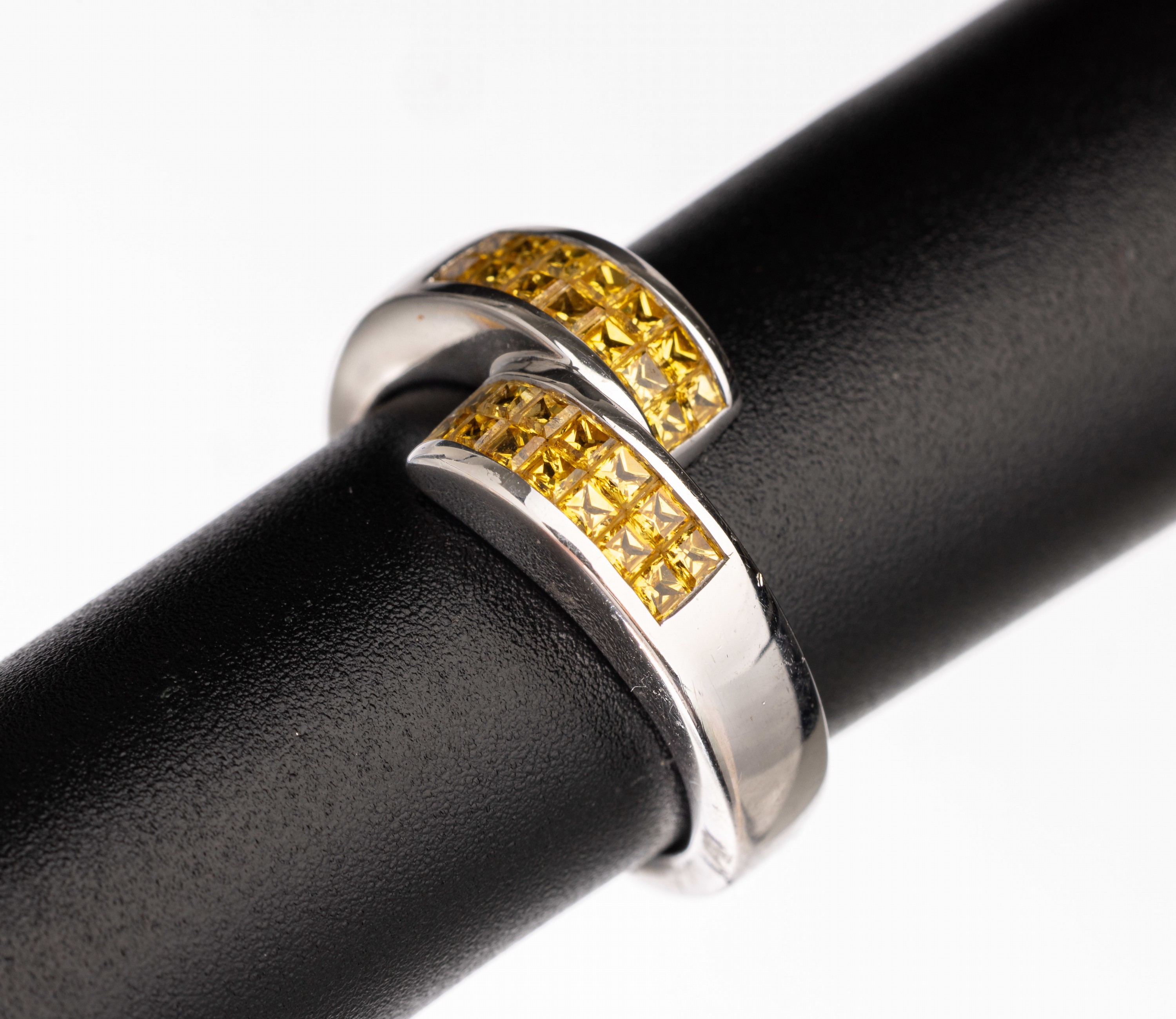 18 kt Gold Diamant Ring, WG 750/000, 28 Diamant Carrees zus. ca. 0.80 ct Gelb/vs, RW 52, ca. 9.1 g