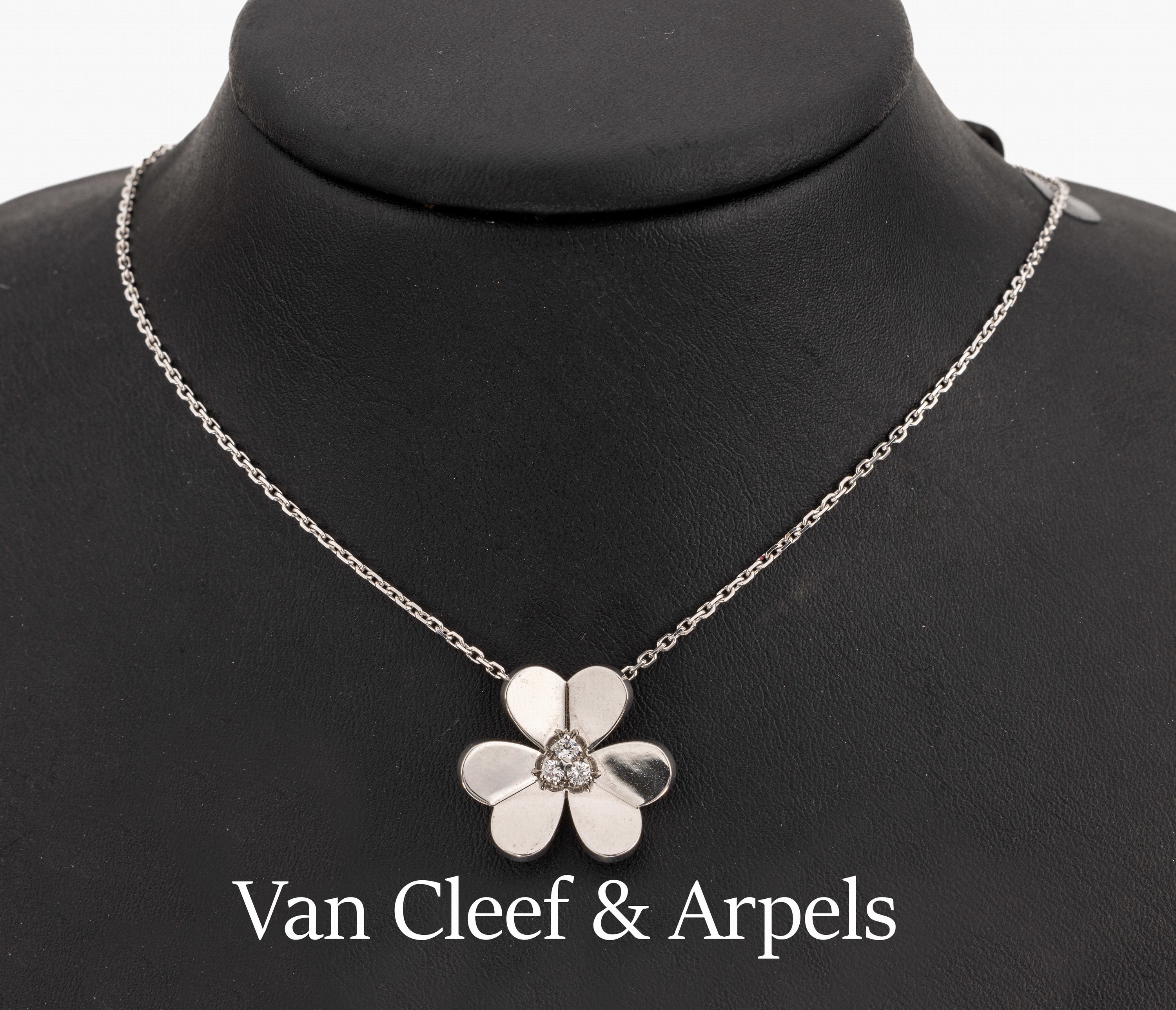 18 kt Gold VAN CLEEF & ARPELS Brillant- Collier, WG 750/000, 3 Brillanten zus. ca. 0.15 ct feines Weiß/vs, L. ca. 36.5 bzw. 40.5 cm, ...