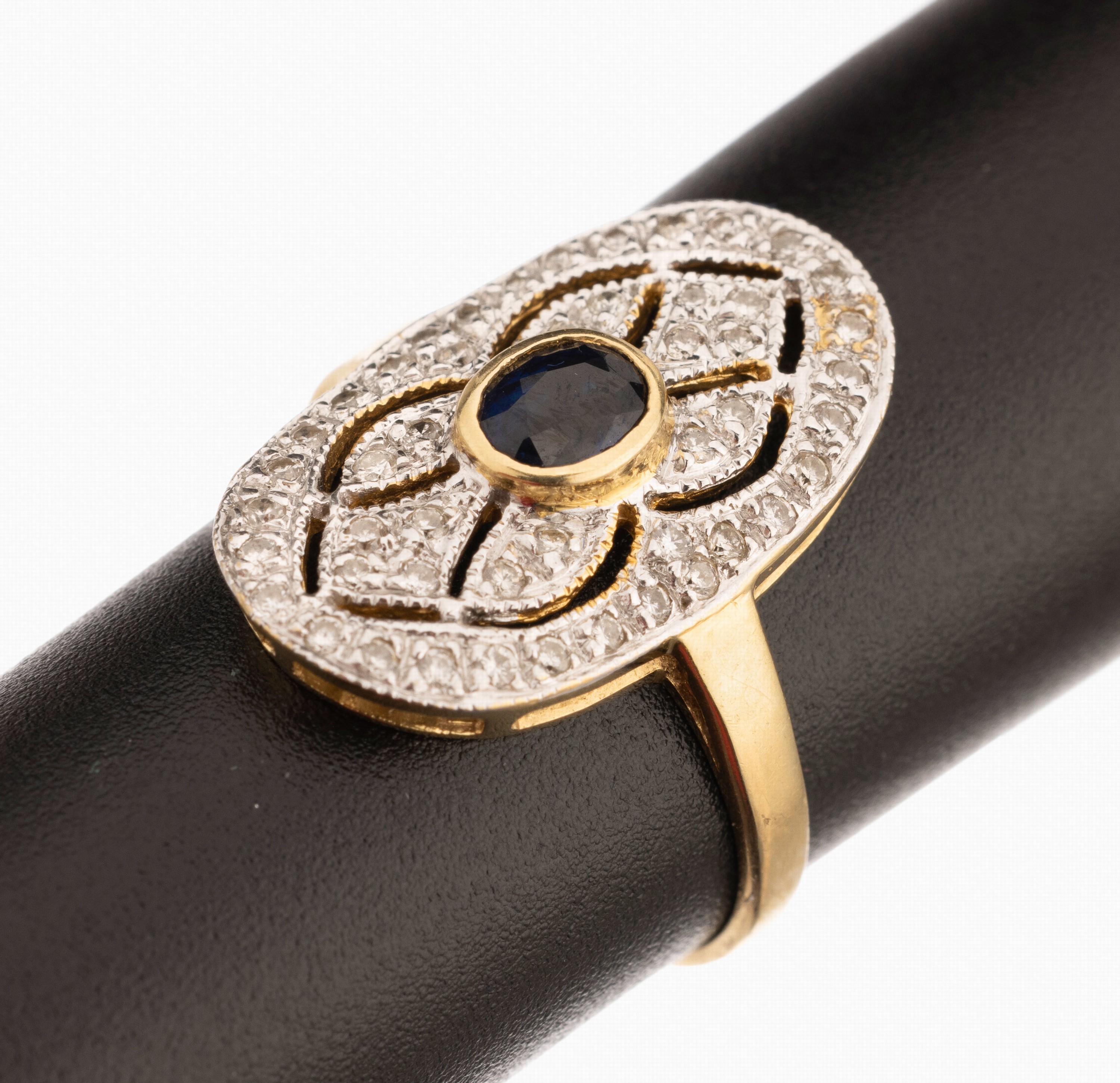 18 kt Gold Saphir-Diamant-Ring, GG/WG 750/000, rundfacett. Saphir ca. 0.20 ct, Diamanten zus. ca. 0.25 ct Weiß/si, im Art- Deco-Stil, ca. 3.0 g, RW ...
