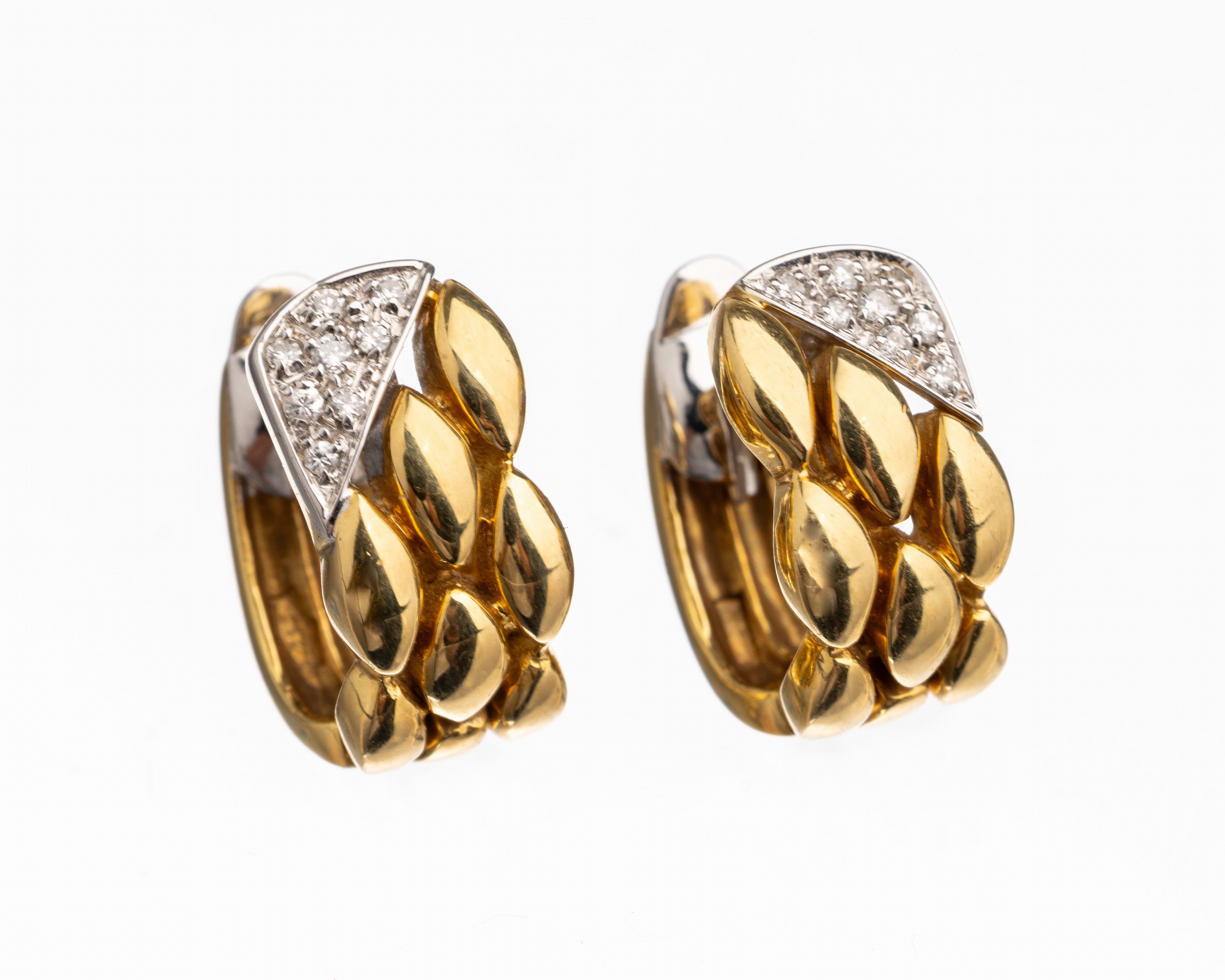 Paar 18 kt Gold Brillant Ohrstecker, GG/WG 750/000, 16 Brillanten in WG gefasst zus. ca. 0.20 ct Weiß/si, ca. 7.9 g, B. ca. 7 mm