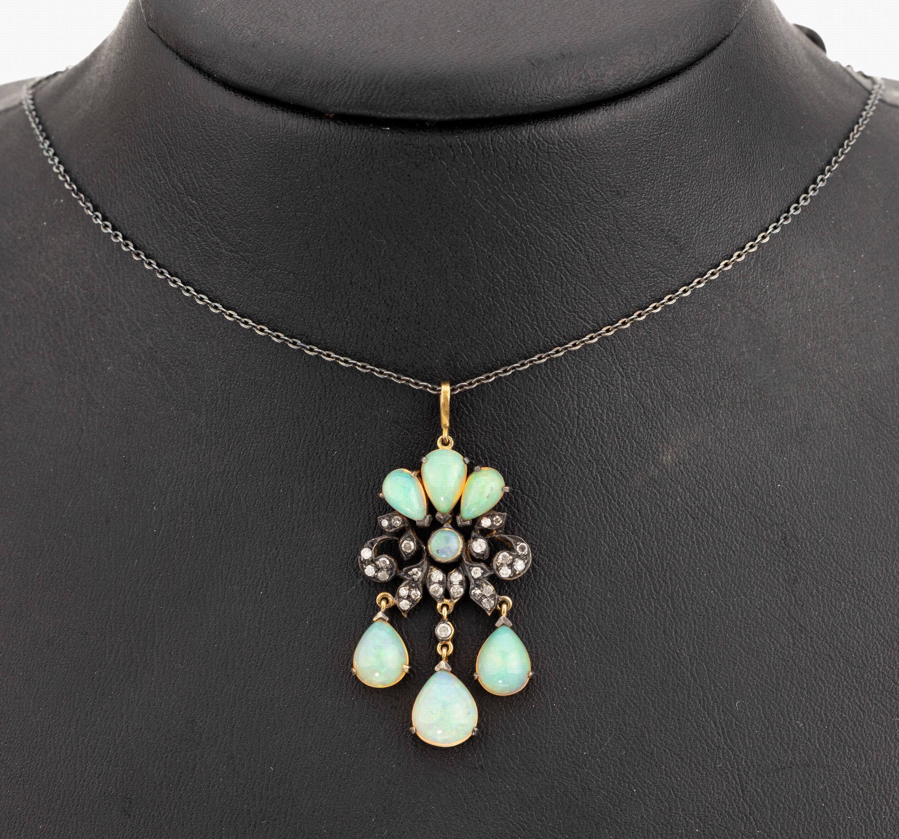 Opal-Diamant-Collier, Silber, z.T. verg., 6tropfenf. Opalcabochons zus. ca. 4.6 ct, 3 davon als bewegl. Abhängungen gearbeitet, mittig runder ...