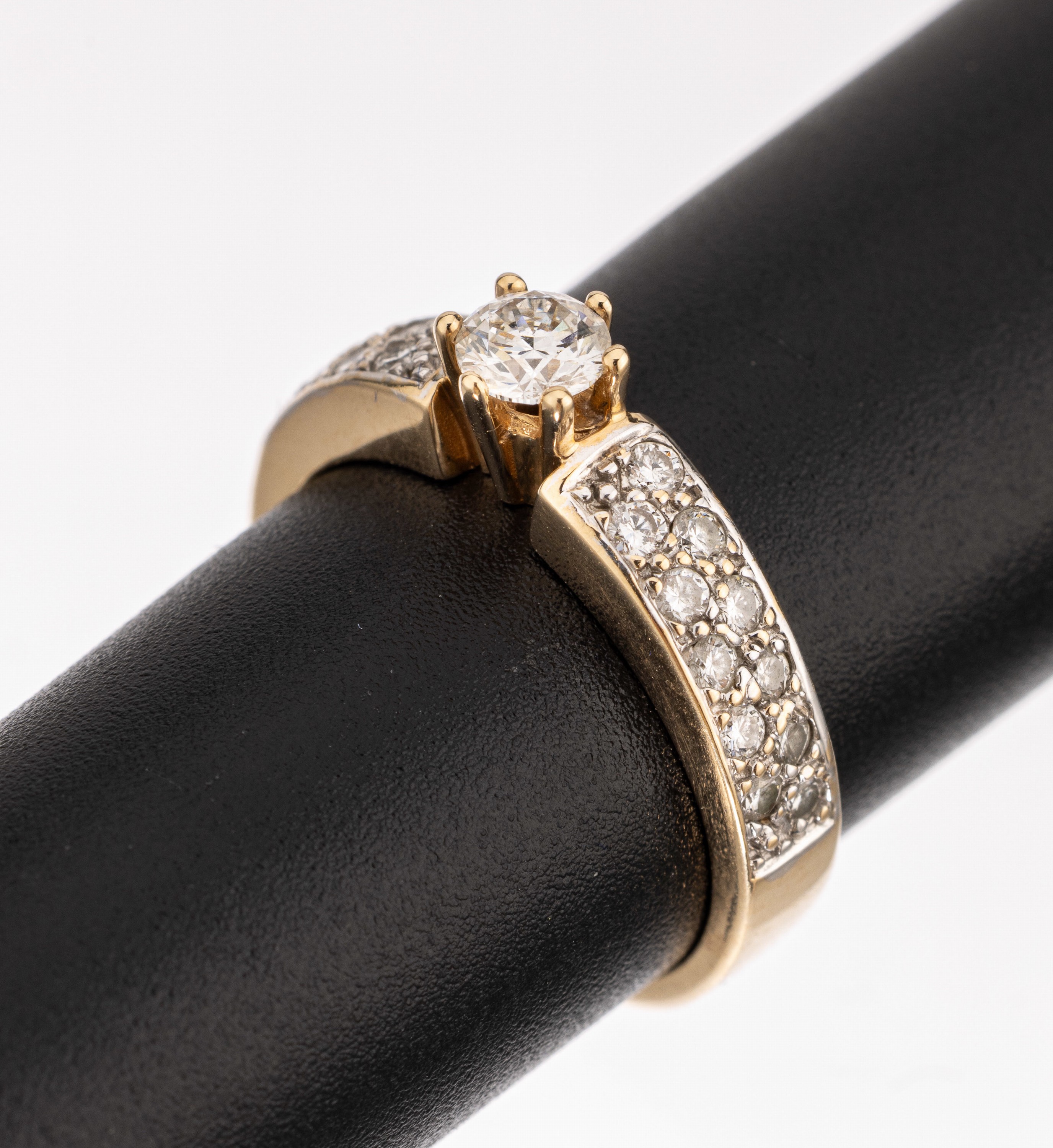 14 kt Gold Brillant-Ring, GG 585/000, mittiger Brillant ca. 0.25 ct Weiß/si, weitereBrillanten zus. ca. 0.22 ct Weiß/si, RW 54, ca. 5 g