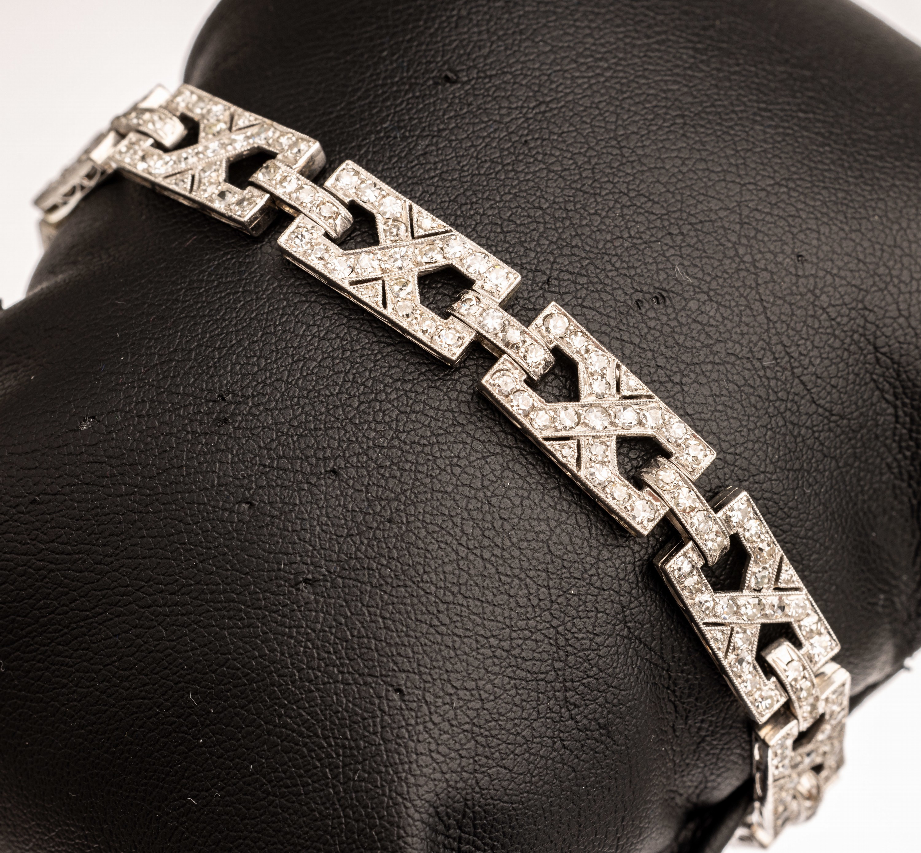 18 kt Gold Art Deco Diamant Armband, um 1930, WG 750/000, geometrisch, Altschliffdiam. zus. ca. 4.0 ct Weiß/si, L. ca. 18 cm, Kastenschloß mit ...