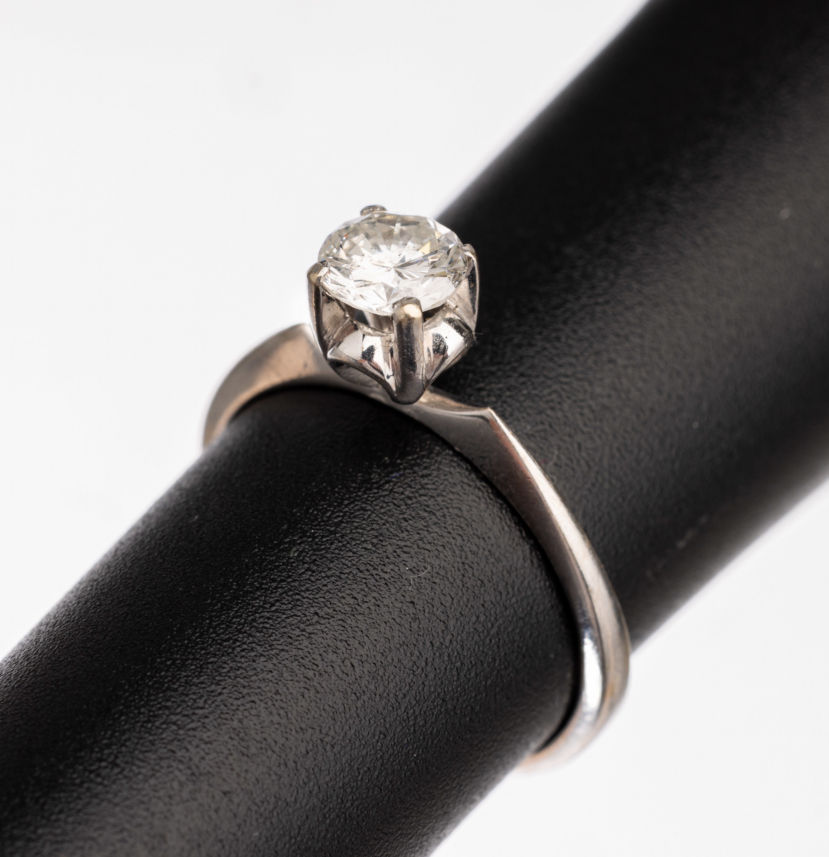 18 kt Gold Brillant Ring, WG 750/000, Brillant ca. 0.56 ct Weiß/si, total ca. 2.6 g, RW 52