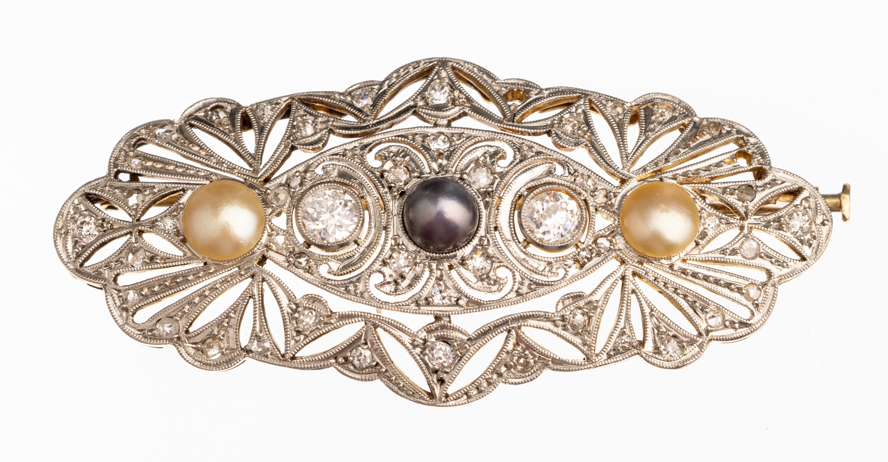18 kt Gold Art Deco Brosche, um 1930, GG/WG750/000, 3 Süßwasserzuchtperlen, Altschliffdiamanten und Diamantrosen zus. ca. 1.0 ct Weiß/si-p, 1 ...