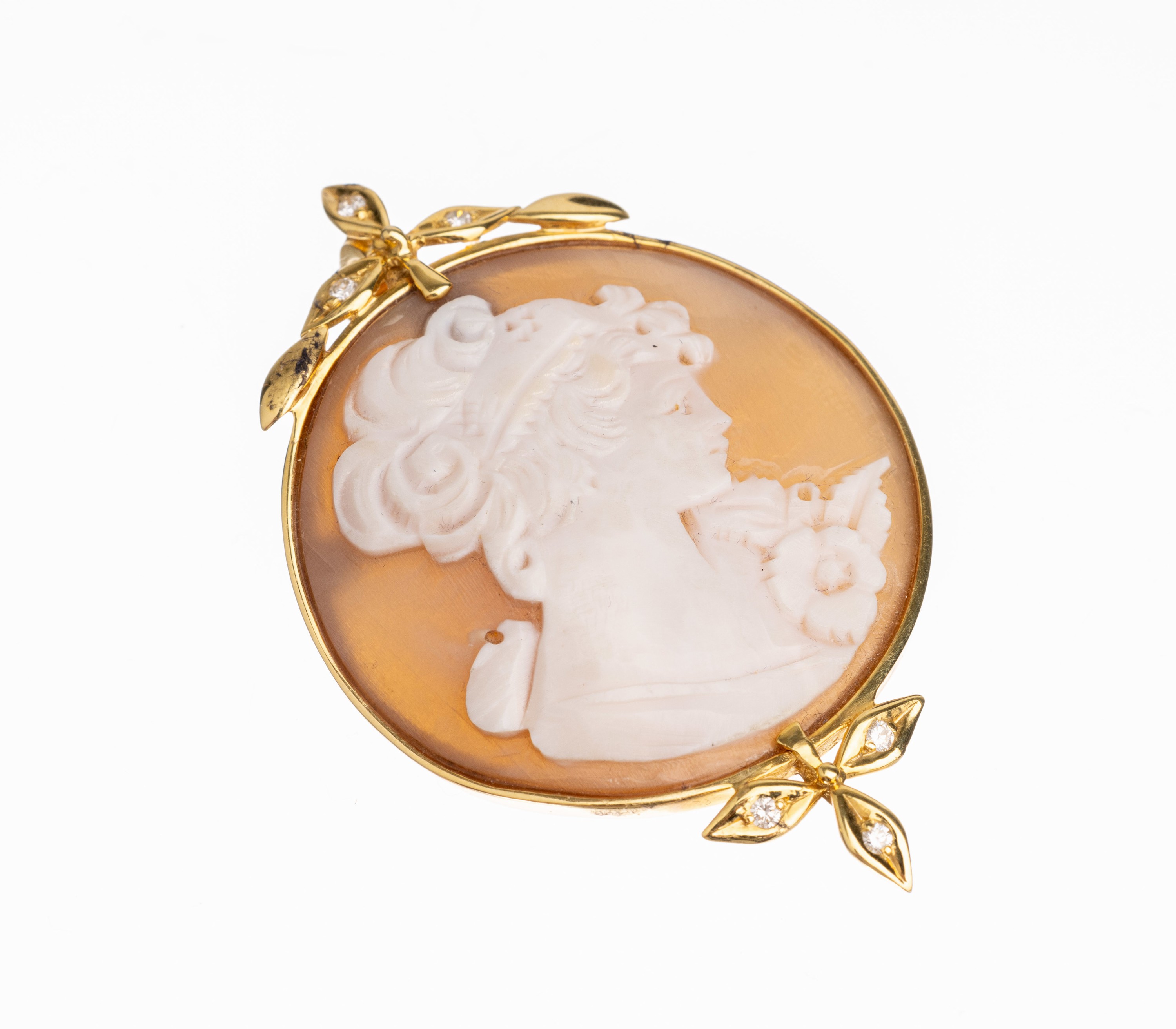 14 kt Gold Kamee-Brosche, GG 585/000, 6 Brillanten zus. ca. 0.13 ct Weiß/si, runde Muschelkamee mit Frauenportrait, D. ca. 3.5 cm, auch als ...