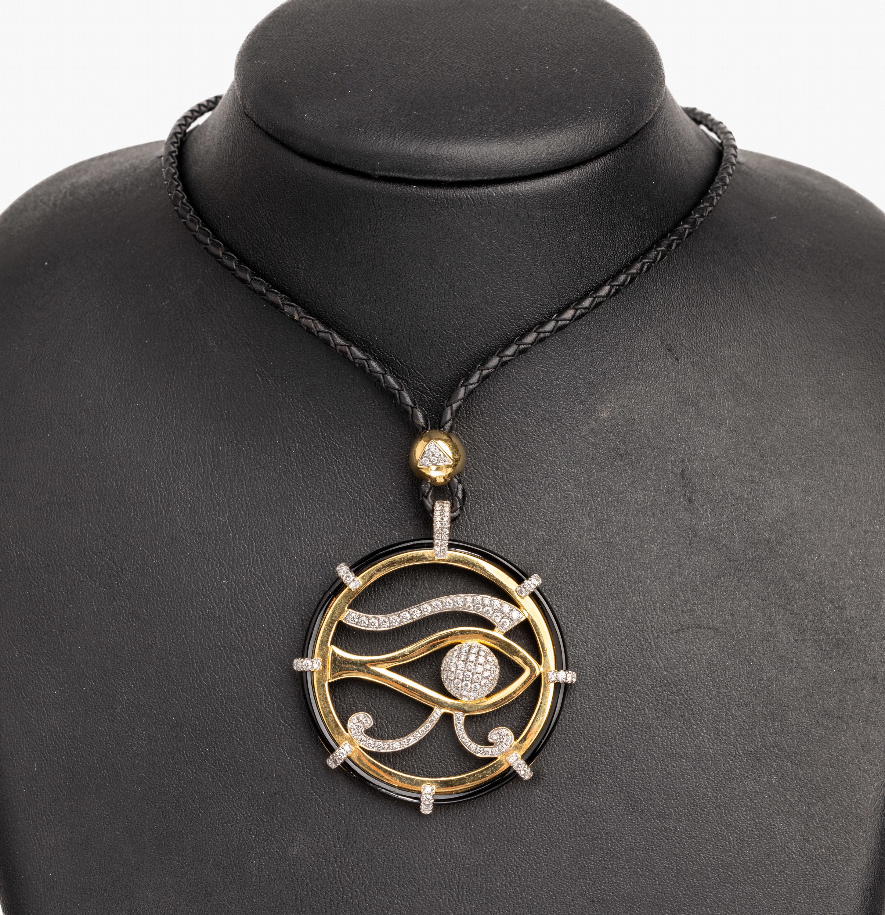 18 kt Gold Brillant-Onyx-Collier, GG/WG 750/000, runder Anhänger Darstellung eines Horus Auges, Glückssymbol der ägyptischen Mythologie, besetzt ...