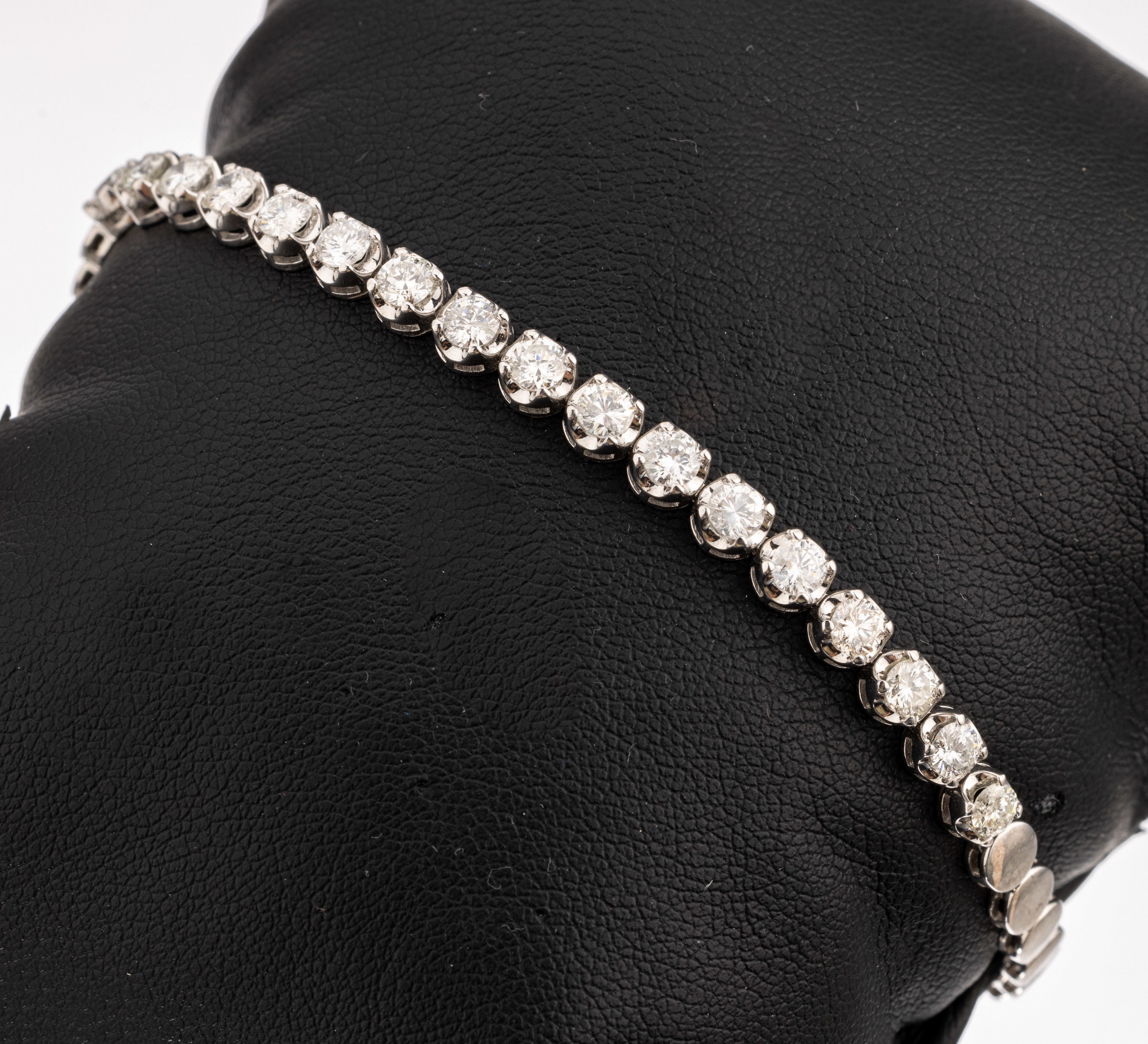 18 kt Gold Diamant-Armband, WG 750/000, 17 Altschliffdiamanten zus. ca. 2.55 ct Weiß/si, L. ca. 18 cm, Kastenschloss mit Sicherheitsacht, ca. 10.8 g