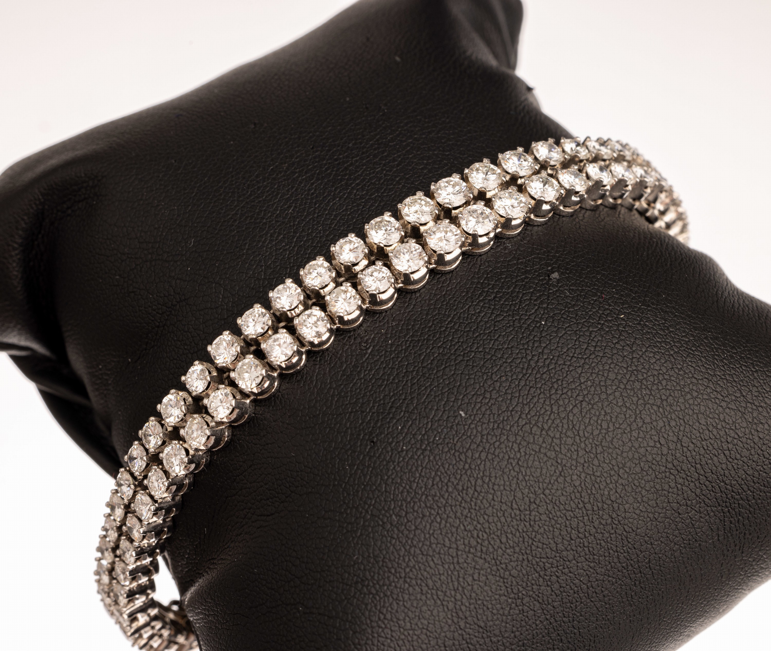 18 kt Gold Brillant Riviere Armband, WG 750/000, 2-reihig gefasste Brillanten zus. ca. 11.8 ct Weiß/si im Verlauf angeordnet, L. ca. 18 cm ...