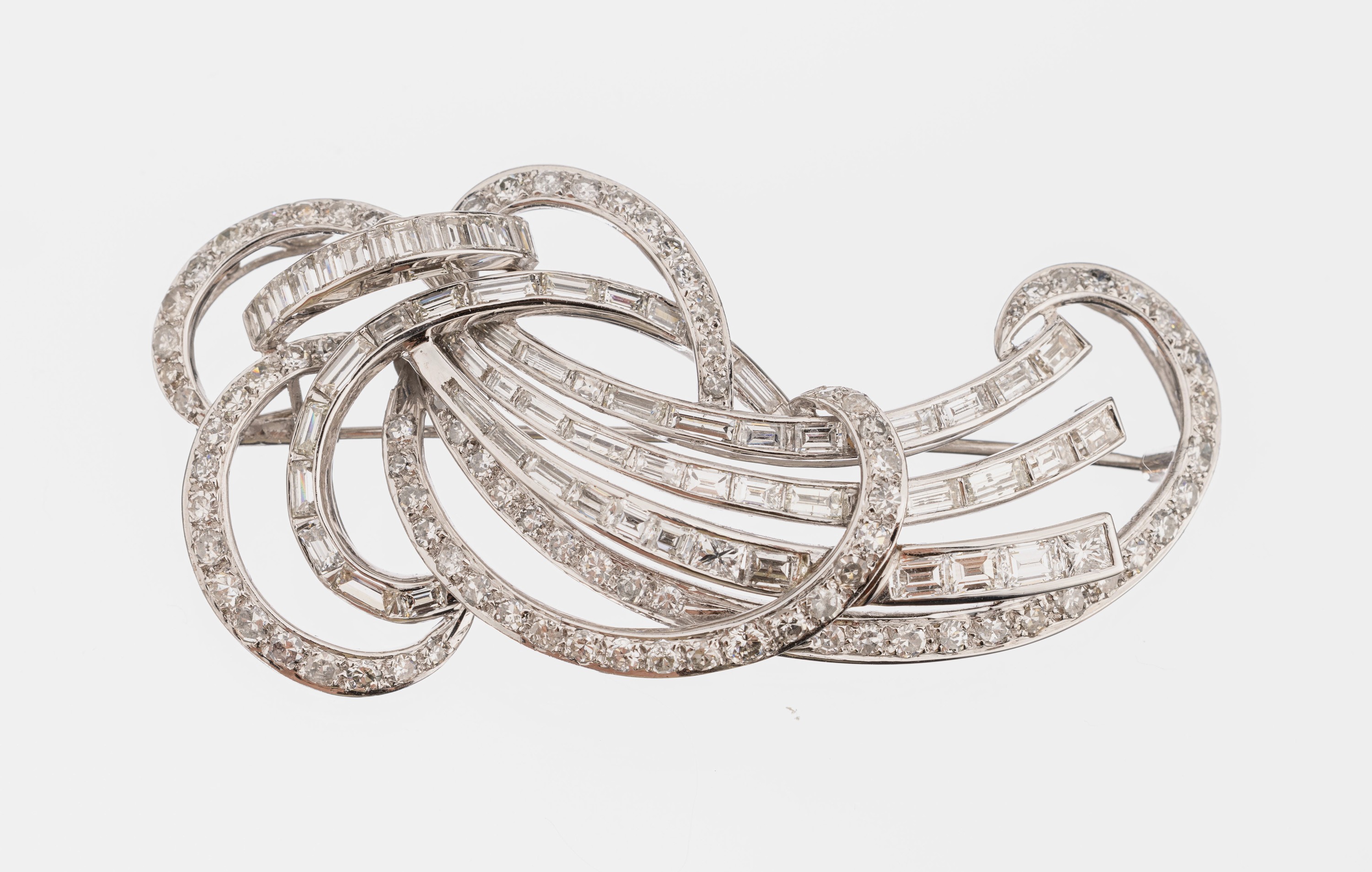 14 kt Gold Diamant-Brosche, WG 585/000, schleifenförmig, 58 Diamantbaguettes, 2 Princesscut-Diamanten und 78 8/8-Diamanten zus. ca. 8.1 ct ...