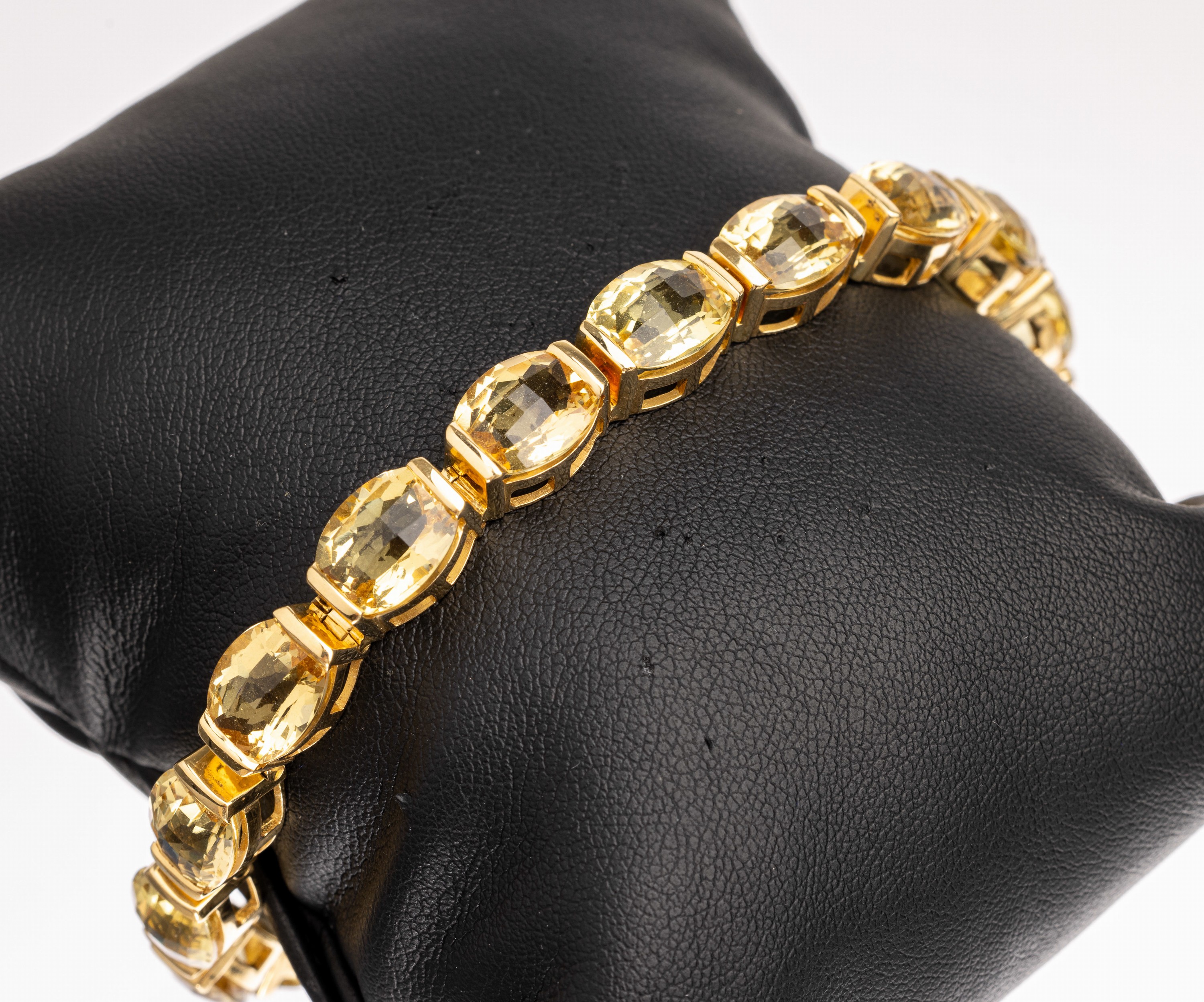 18 kt Gold Citrin Armband, GG 750/000, 15 ovalfacett. Citrine zus. ca. 75 ct, L. ca. 17 .5 cm, Kastenschloß mit Sicherheitsacht, ca. 35.6 g