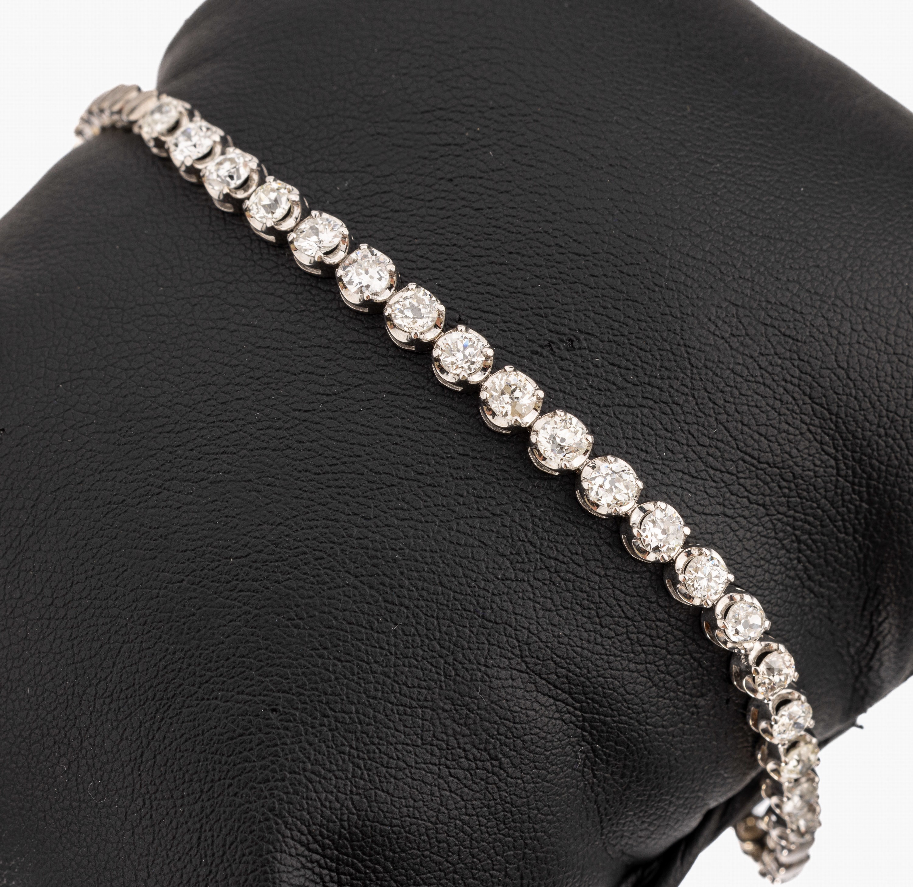 18 kt Gold Diamant-Armband, WG 750/000, 19 Altschliffdiamanten zus. ca. 3.22 ct Weiß- l.get.Weiß/si-p, L. ca. 19 cm, Kastenschloss mit ...