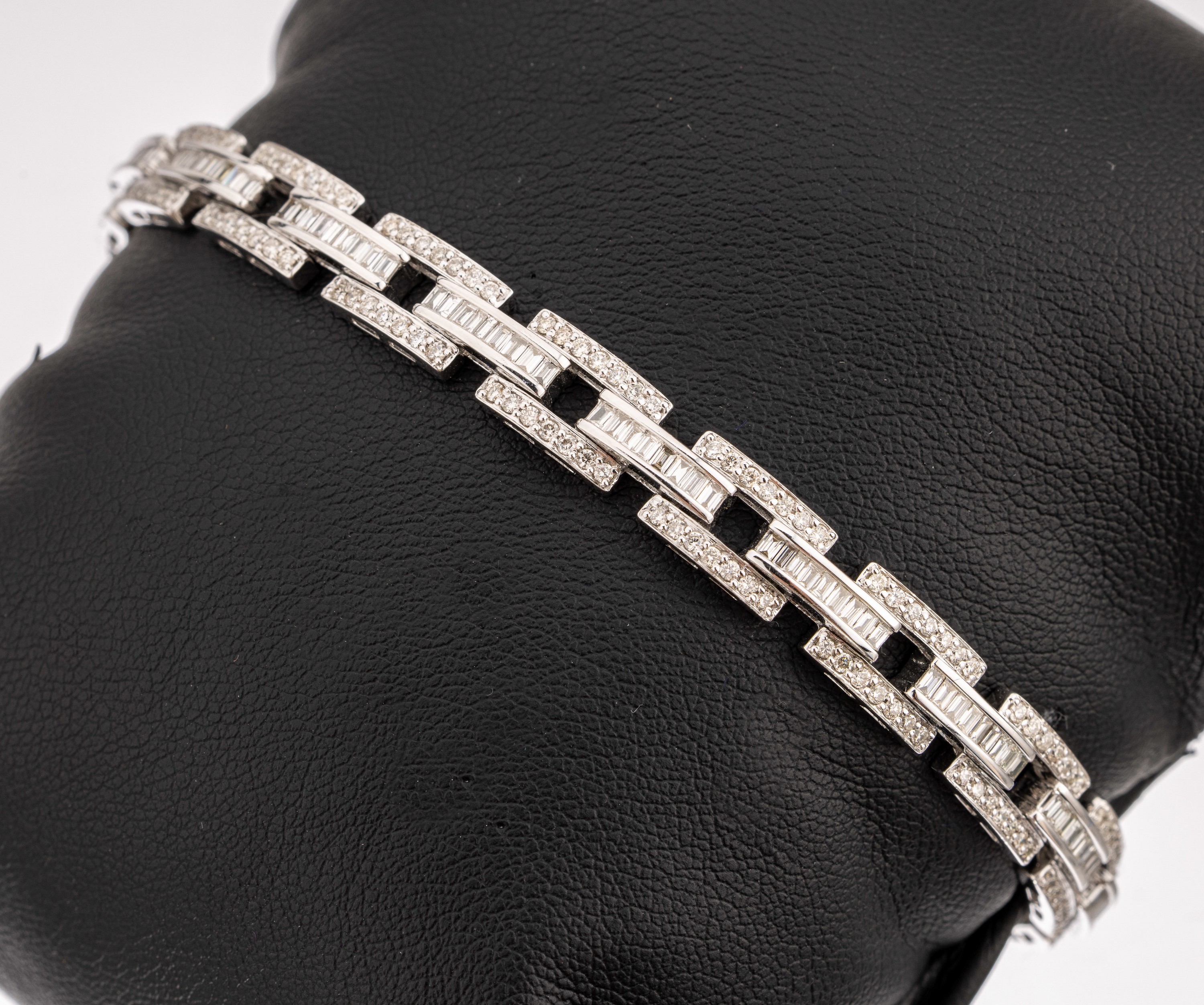 18 kt Gold Diamant-Armband, WG 750/000, 105Diamant-Baguettes und 112 Brillanten zus. ca. 3.03 ct Weiß-l. get. Weiß/si, L. ca. 18 cm, Kastenschloss ...