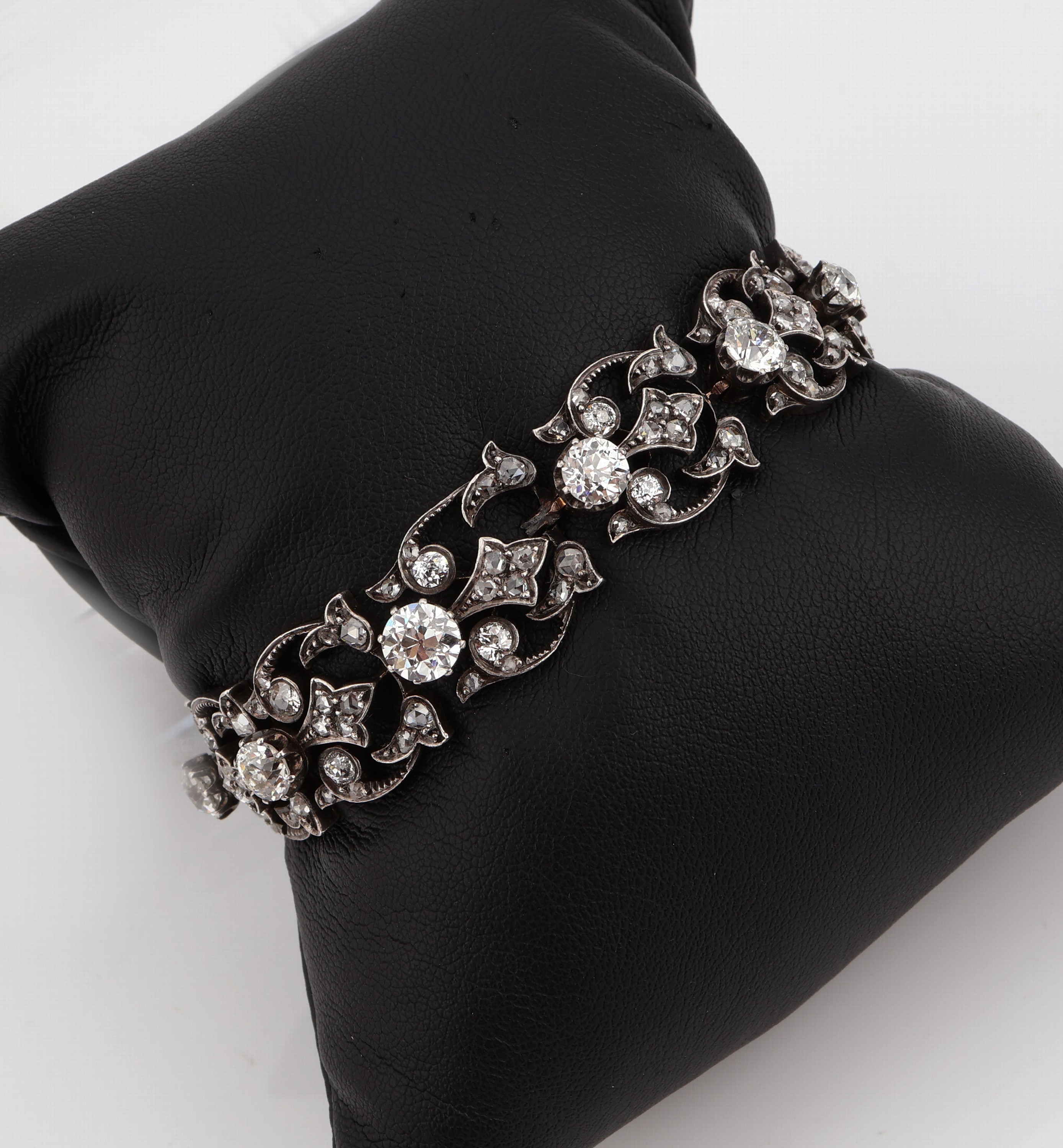 Platin und 18 kt Gold Diamant-Armband, Frankreich um 1880/90, Altschliff-Diamanten und Diamantrosen zus. ca. 8.50 ct Weiß/si-p, L. ca. 18 cm, ...