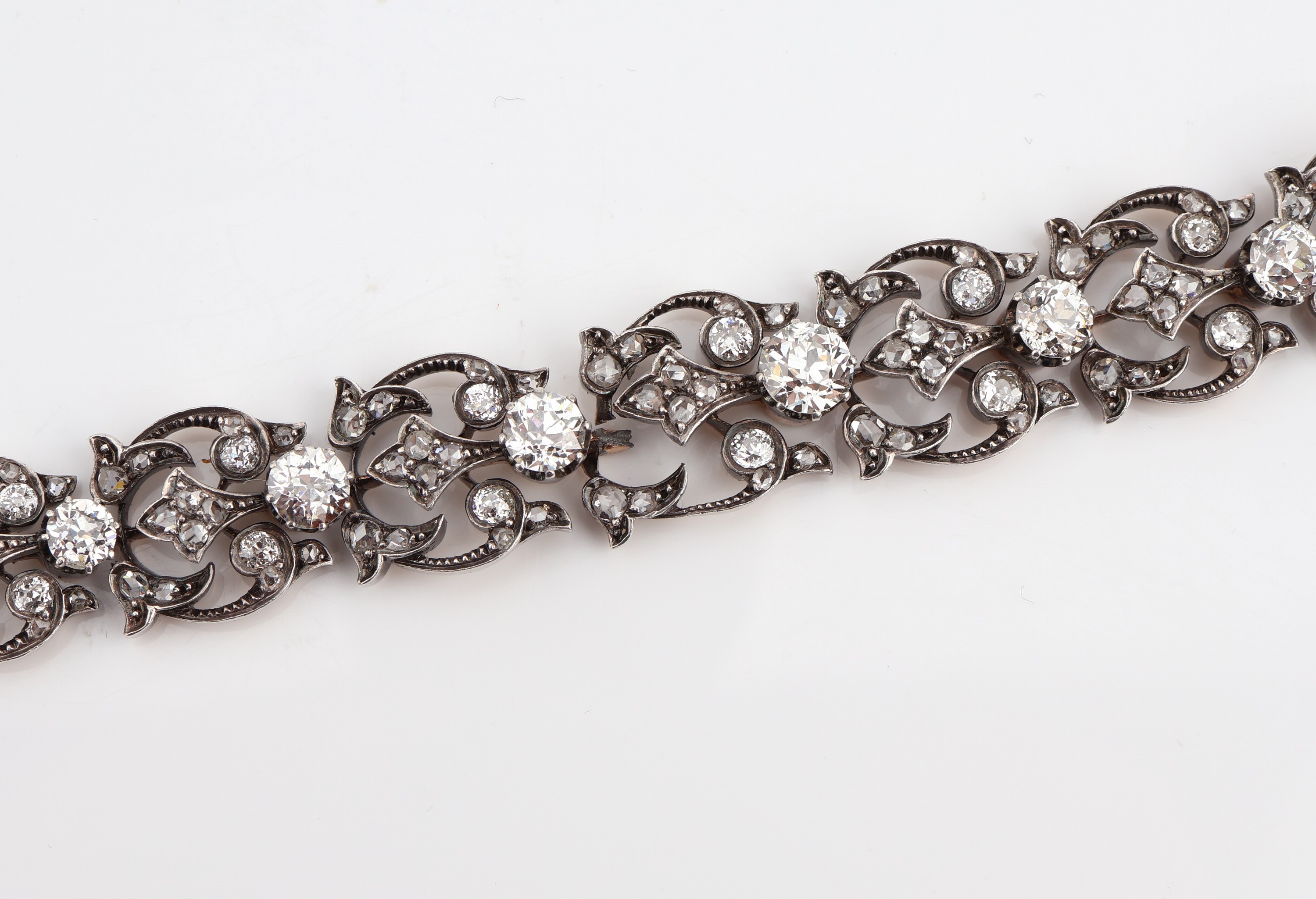 Detail a: Platin und 18 kt Gold Diamant-Armband, Frankreich um 1880/90, Altschliff-Diamanten und Diamantrosen zus. ca. 8.50 ct Weiß/si-p, L. ca. 18 cm, ...