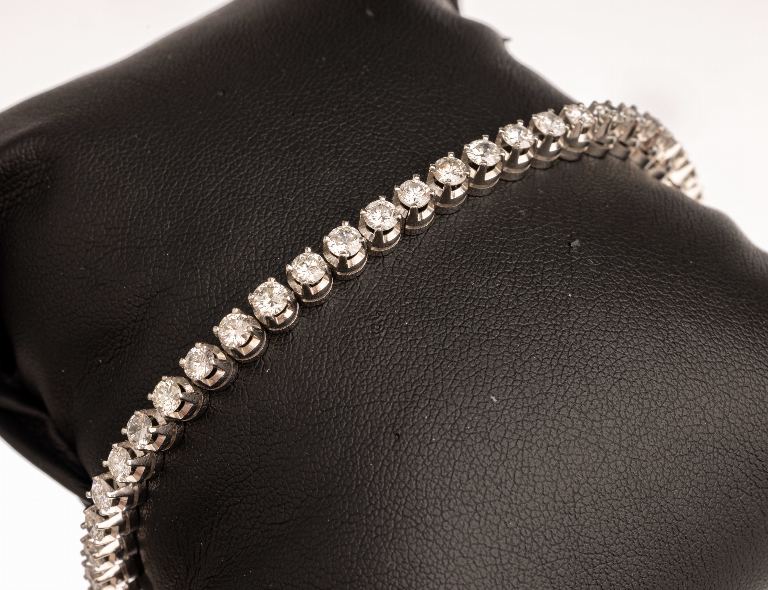 18 kt Gold Diamant Armband, WG 750/000, 40 Diamanten zus. ca. 4.6 ct Weiß/si, 1 Stein p1,L. ca. 17 cm, Kastenschloß mit doppelter Sicherheitsacht, ...