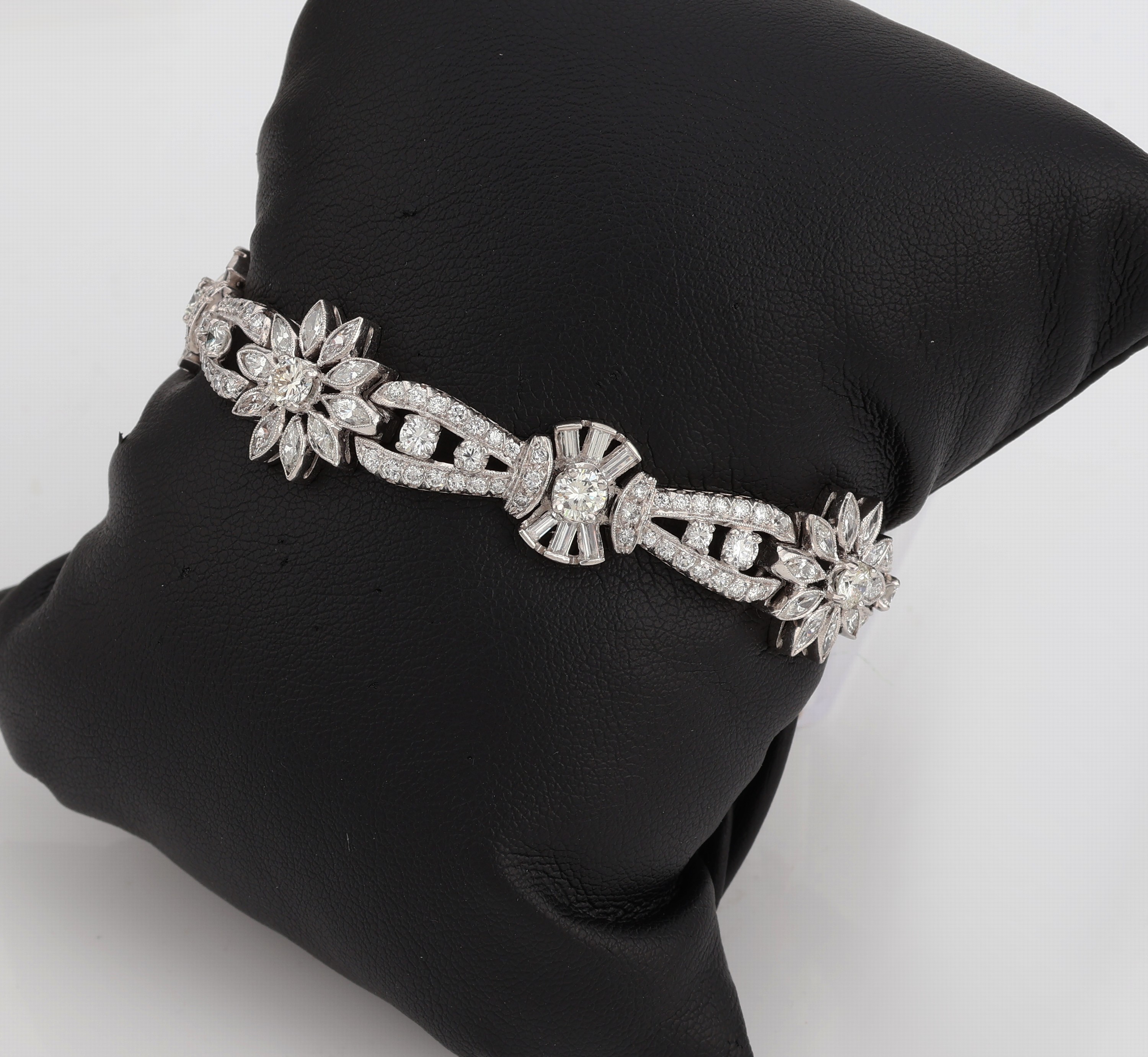 Platin Diamant-Armband, 1950er Jahre, blütenförm. Elemente, Diamantnavettes - baguettes und Brillanten zus. ca. 10.0 ct Weiß-l.get.Weiß/si, ...