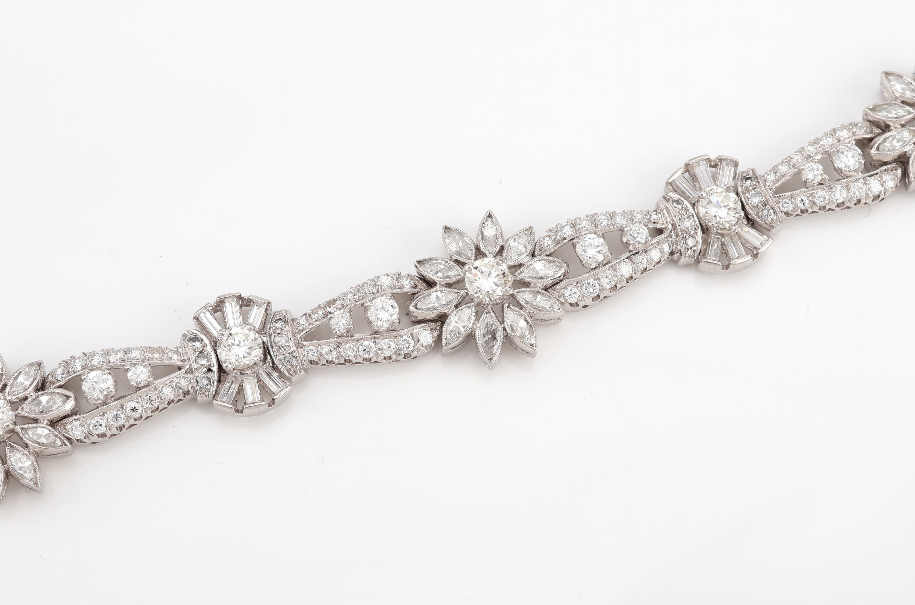 Detail a: Platin Diamant-Armband, 1950er Jahre, blütenförm. Elemente, Diamantnavettes - baguettes und Brillanten zus. ca. 10.0 ct Weiß-l.get.Weiß/si, ...