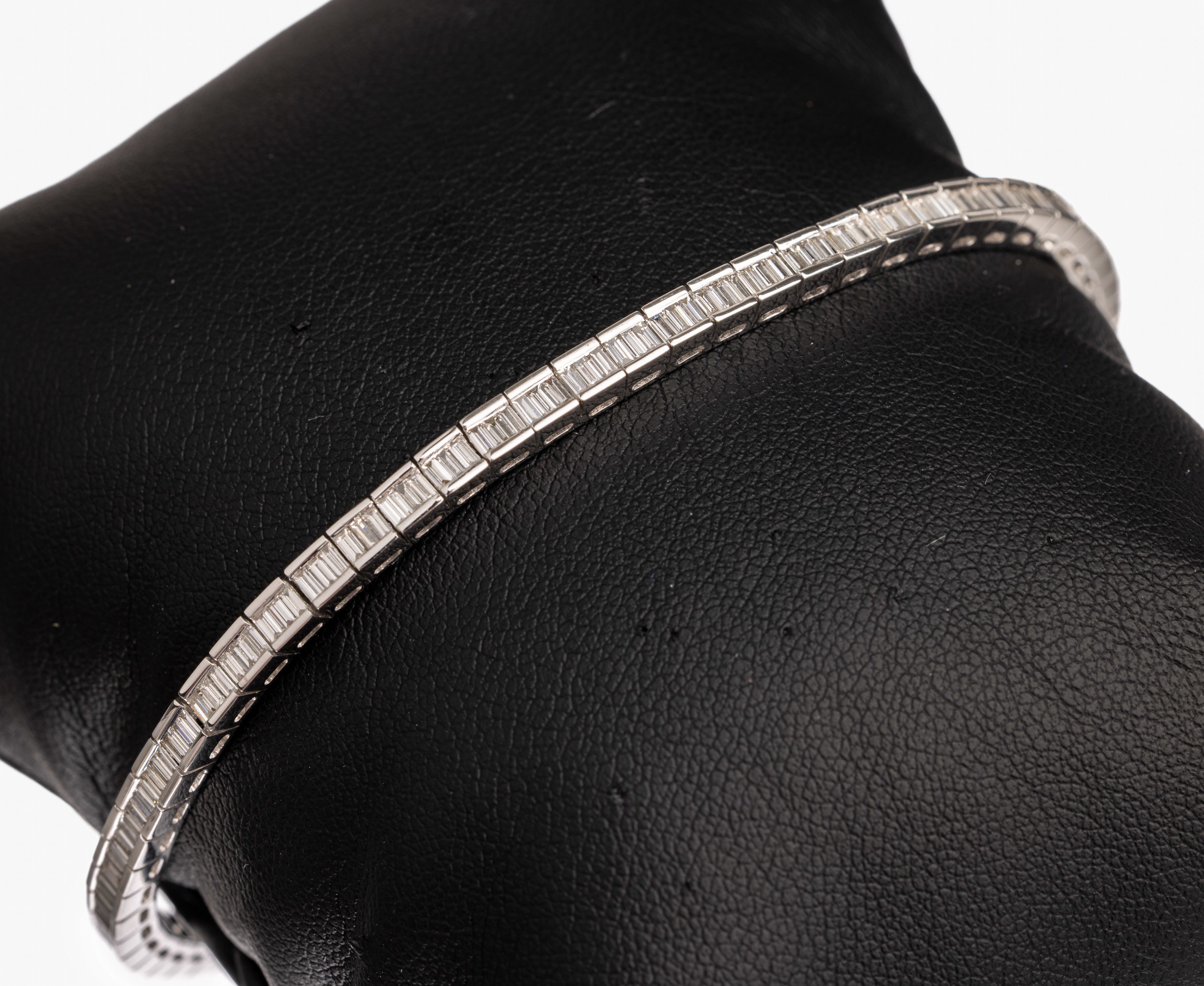 18 kt Gold Diamant Riviere Armband, WG 750/000, 170 Diamant-Baguettes und- Trapeze zus. 3.08 ct Weiß/si, L. ca. 18 cm, Kastenschloß mit doppelter ...