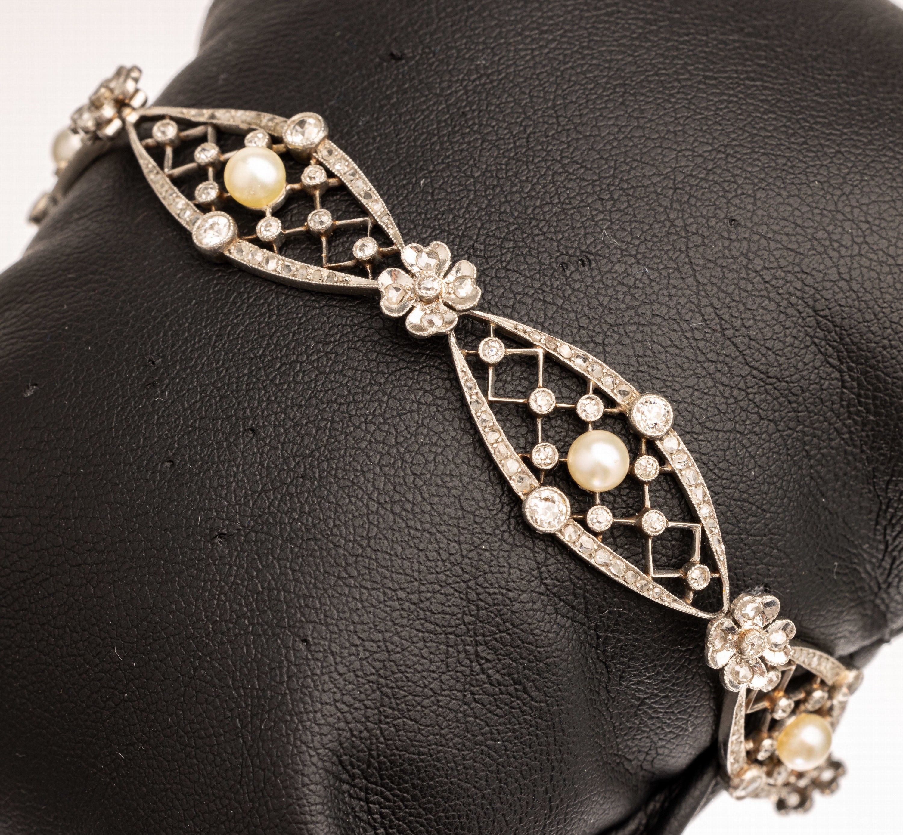 Platin Diamant Zuchtperl Armband, um 1920, Platin gepr., ovale Glieder durchbrochen gearbeitet, Altschliffdiamanten und Diamantrosen zus. ca. 3.0 ct ...