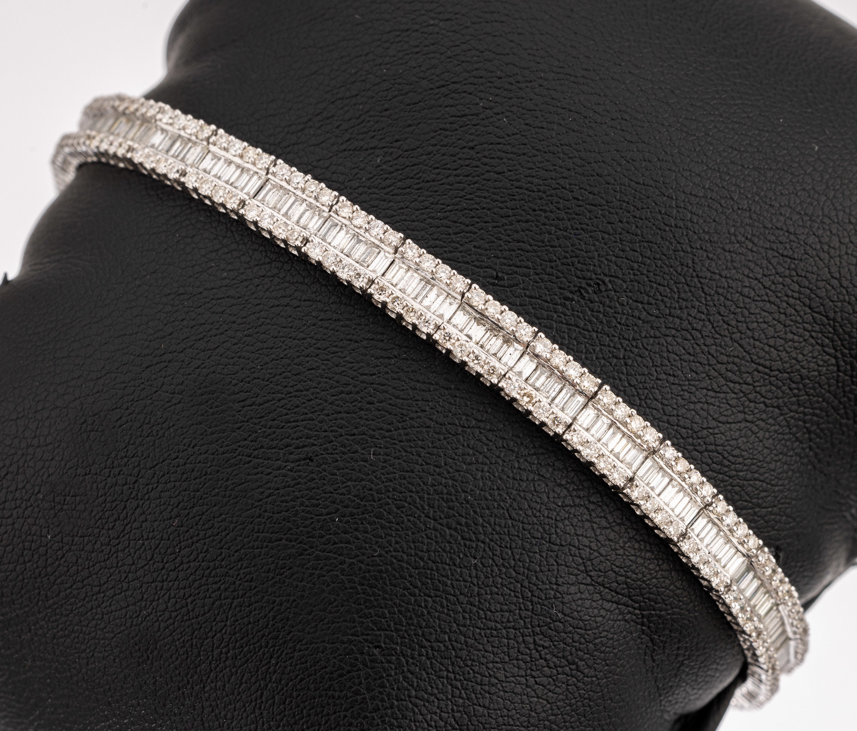 18 kt Gold Diamant-Armband, WG 750/000, 230 Brillanten und 138 Diamant-Baguettes zus. ca. 6.58 ct Weiß/si, ca. 17.7 g, L. ca. 18 cm,Kastenschloss ...