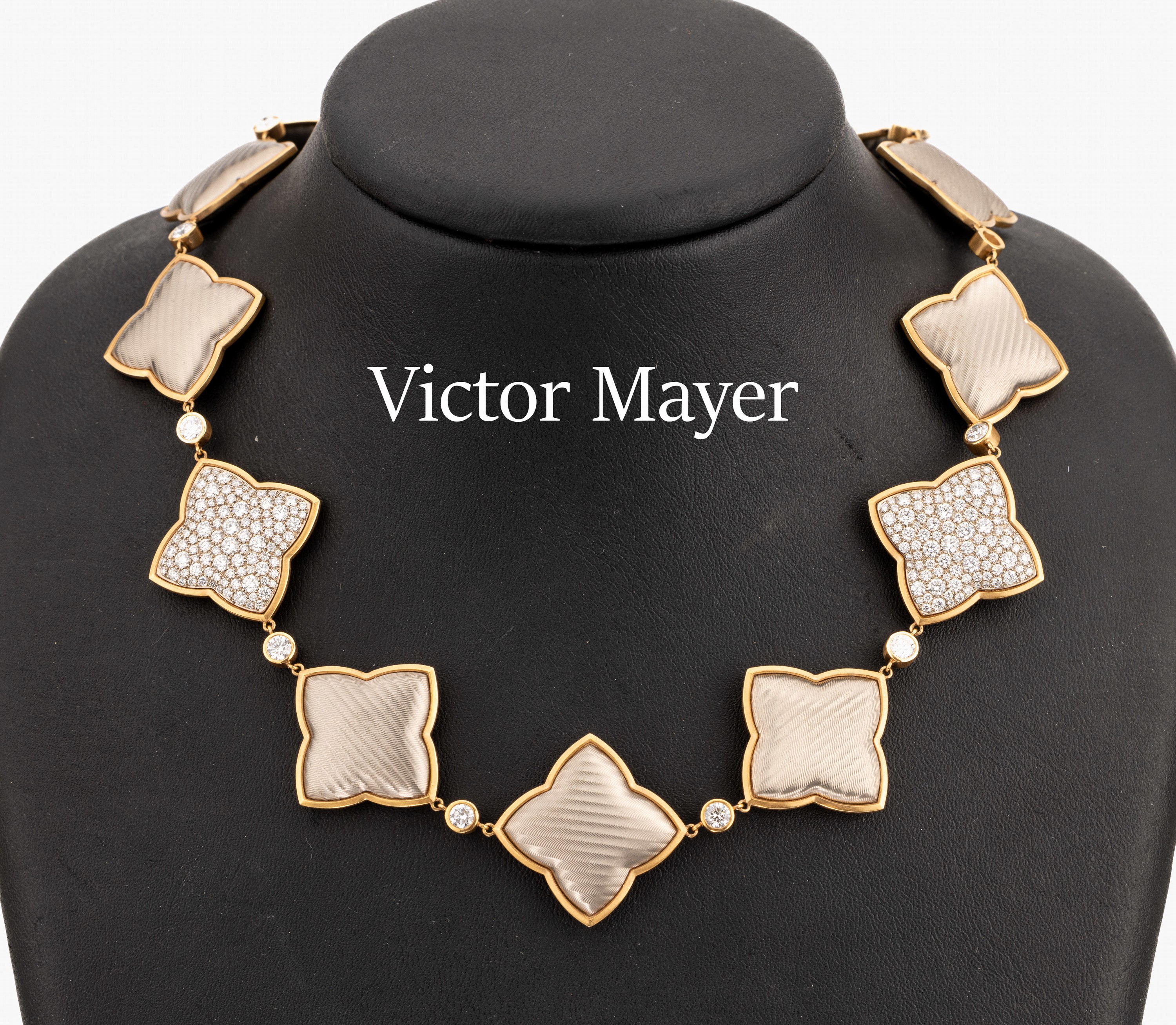 18 kt Gold Brillant-Collier, GG/WG 750/000,Meistermarke VICTOR MAYER, Oberfläche strukturiert, limit. Auflage hier 1/25, Brillanten zus. ca. 5.48 ...