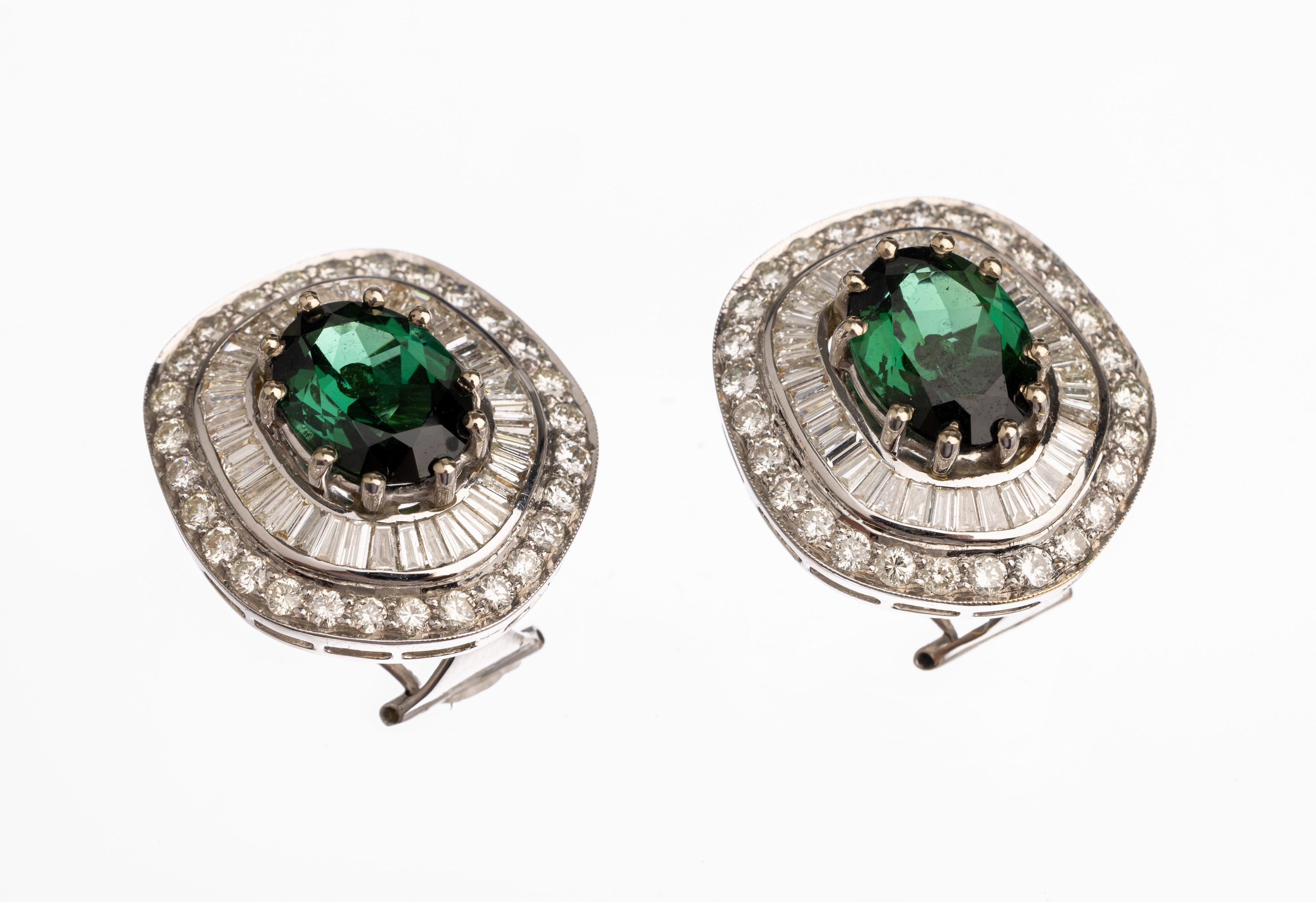 Paar 18 kt Gold Turmalin Diamant Ohrstecker, WG 750/000, 2 ovalfacett. Turmaline zus. ca. 10 ct, je mit 28 Diamantbaguettes und 28 rundfacett. ...