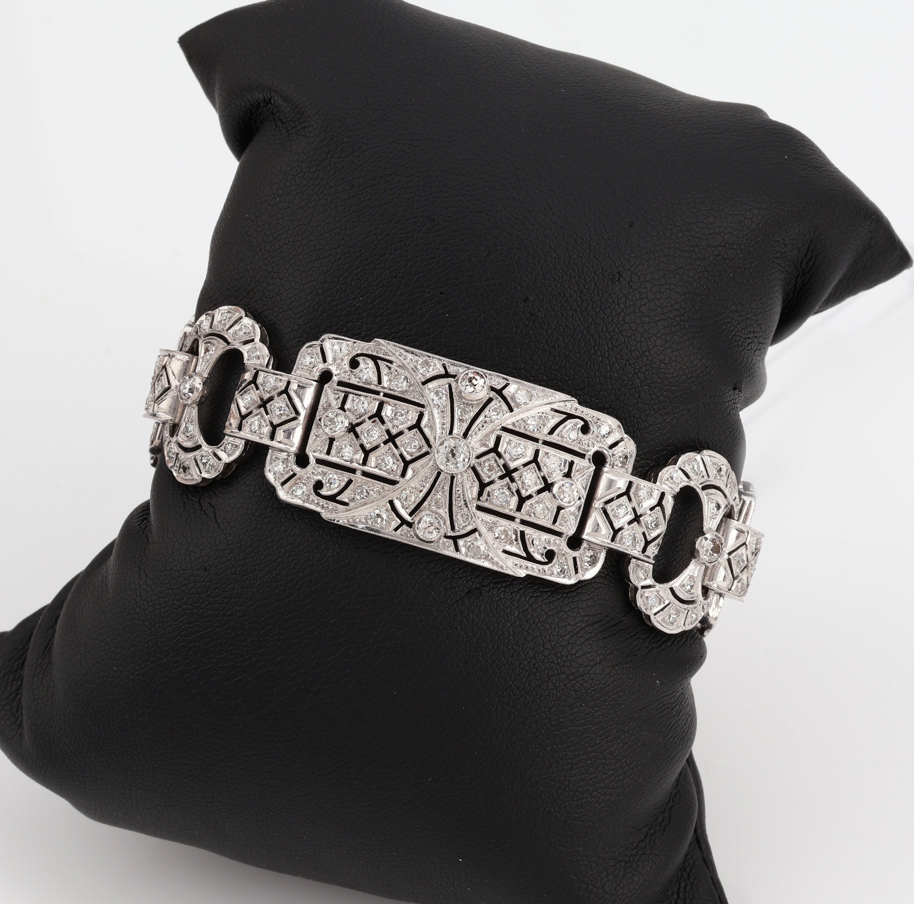Art Deco Platin Diamant-Armband, um 1920/25, Altschliff-Diamanten und 8/8- Diamanten zus. ca. 4.0 ct Weiß/si-p1, Durchbrucharbeit, prunkvoll, ca. ...