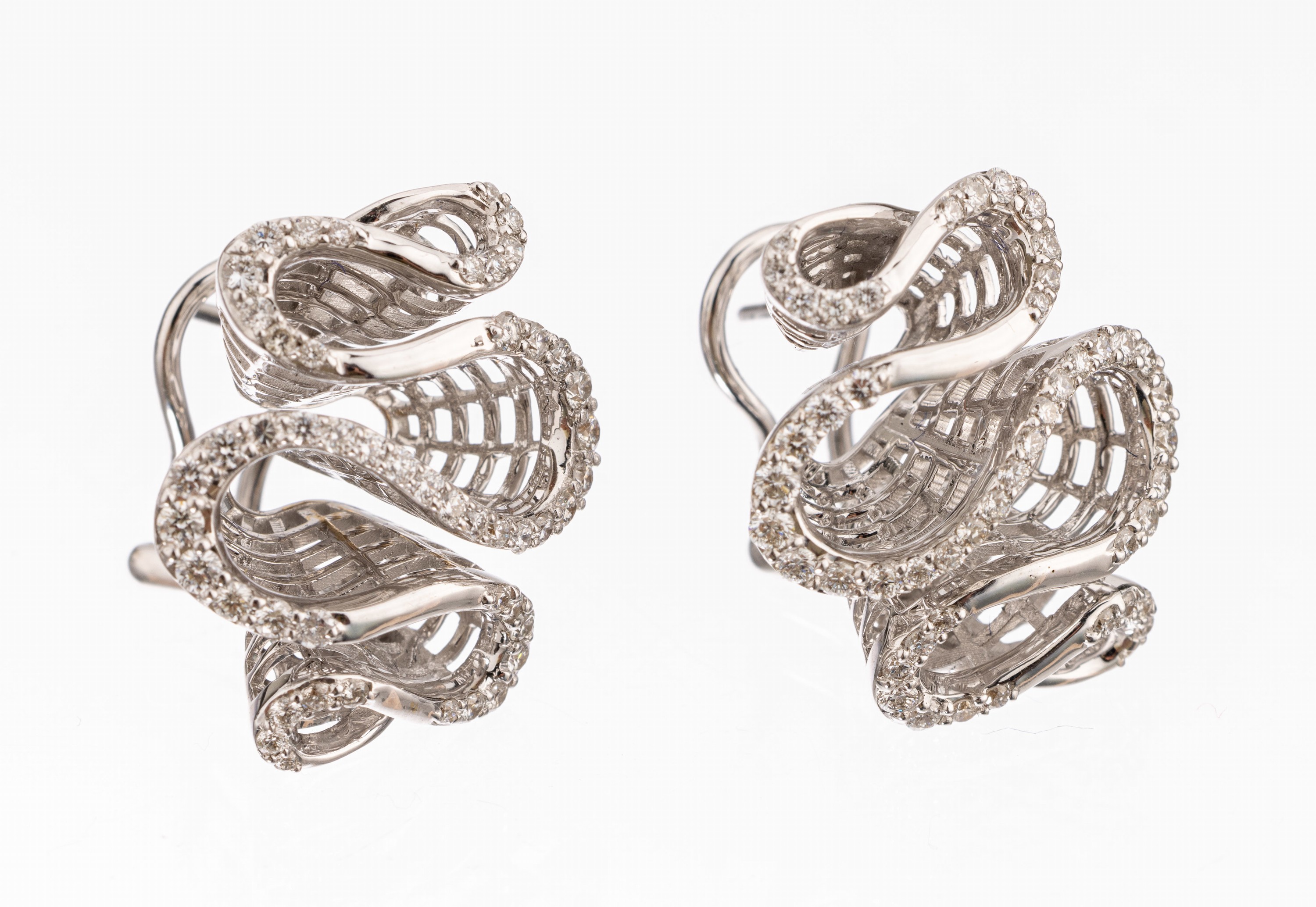 Paar 18 kt Gold Brillant-Ohrstecker, WG 750/000, geschwungene Gestaltung, 98 Brillanten zus. ca. 1.18 ct feines Weiß- Weiß/vs-si, ca. 14.0 g, ...