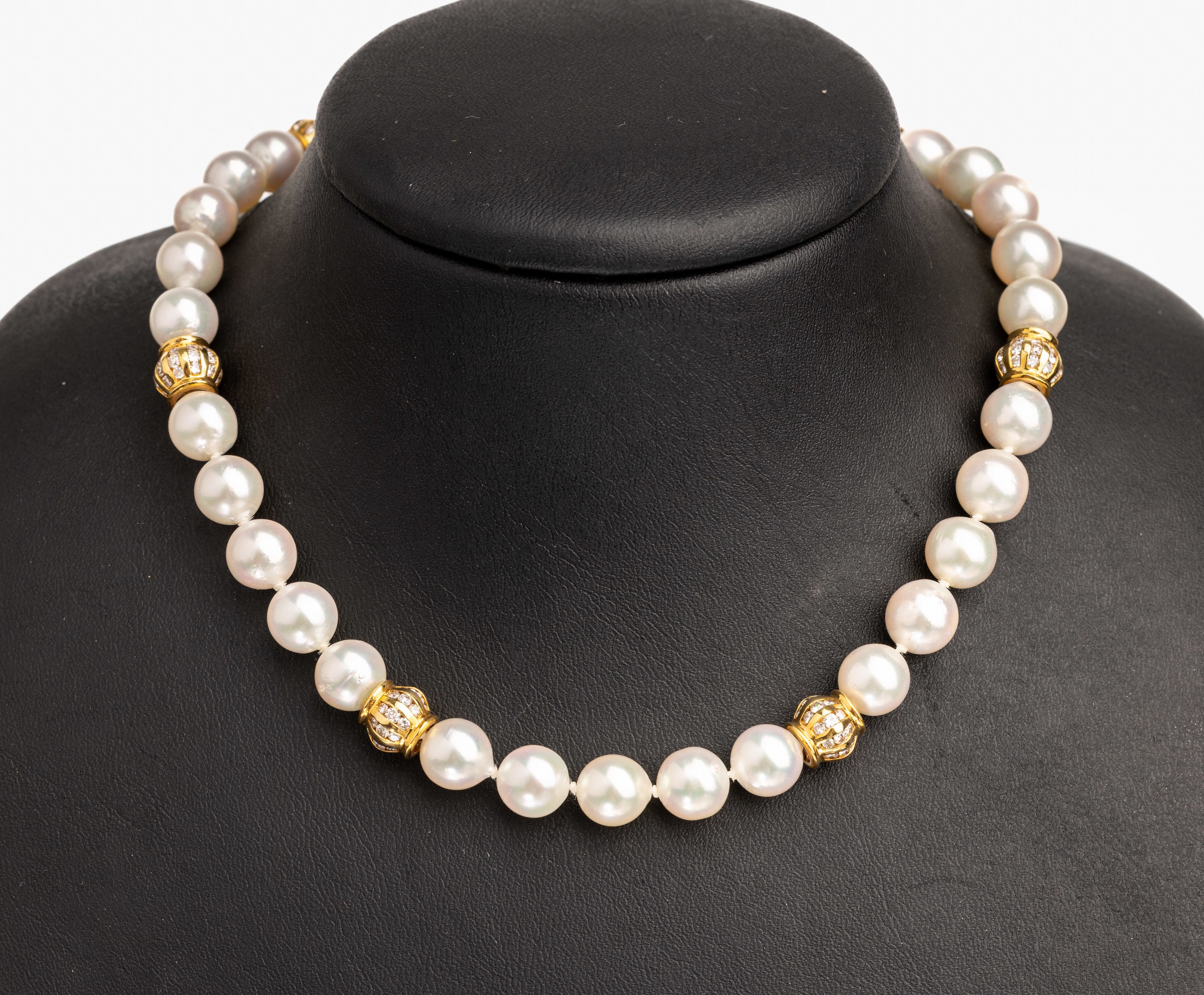 18 kt Gold Brillant Akoyazuchtperl Collier, Akojazuchtperlen D. ca. 9 mm, Bajonetteschließe und Zwischenglieder GG 750/000, Rondelle besetzt mit ...