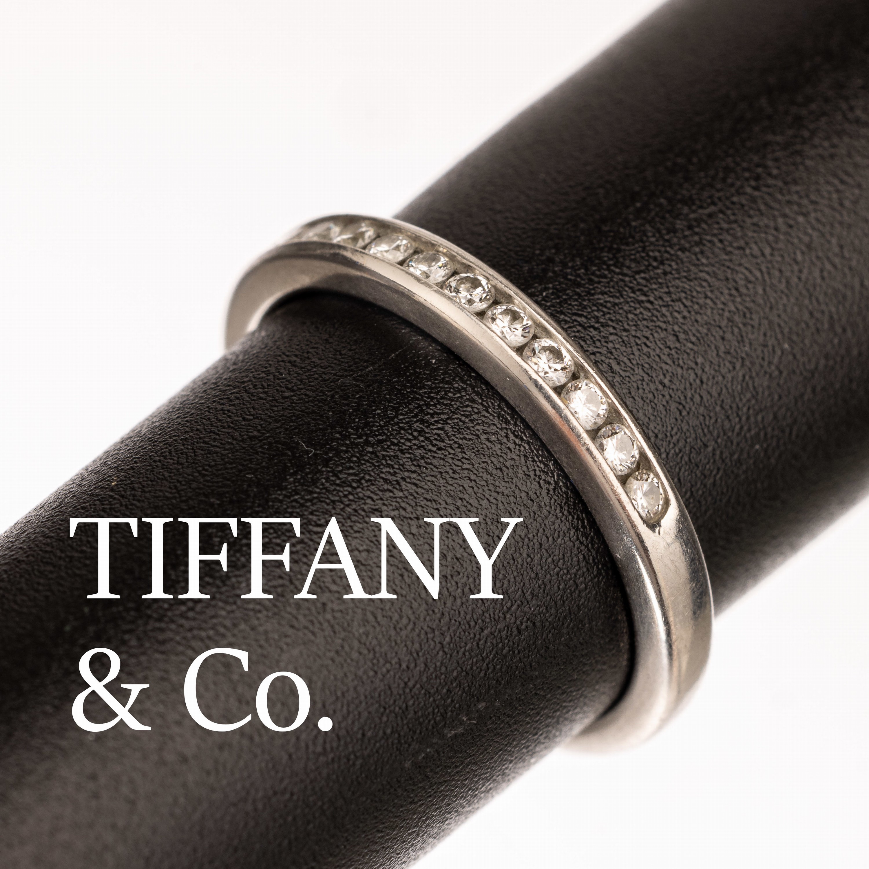 PLATIN TIFFANY & Co. Brillant Halbmemoryring, 15 Brillanten zus. ca. 0.23 ct feines Weiß/vvs, persönliche Inschrift, sign. TIFFANY & Co., total ...