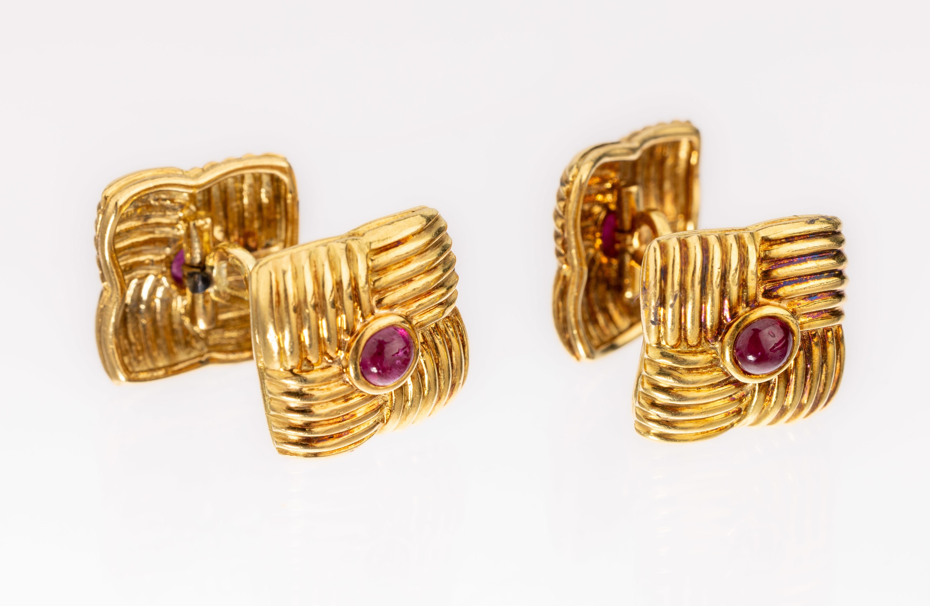Paar 18 kt Gold Rubin-Manschettenknöpfe, GG750/000, 4 Rubin-Cabochons zus. ca. 0.10 ct, ca. 11.2 g