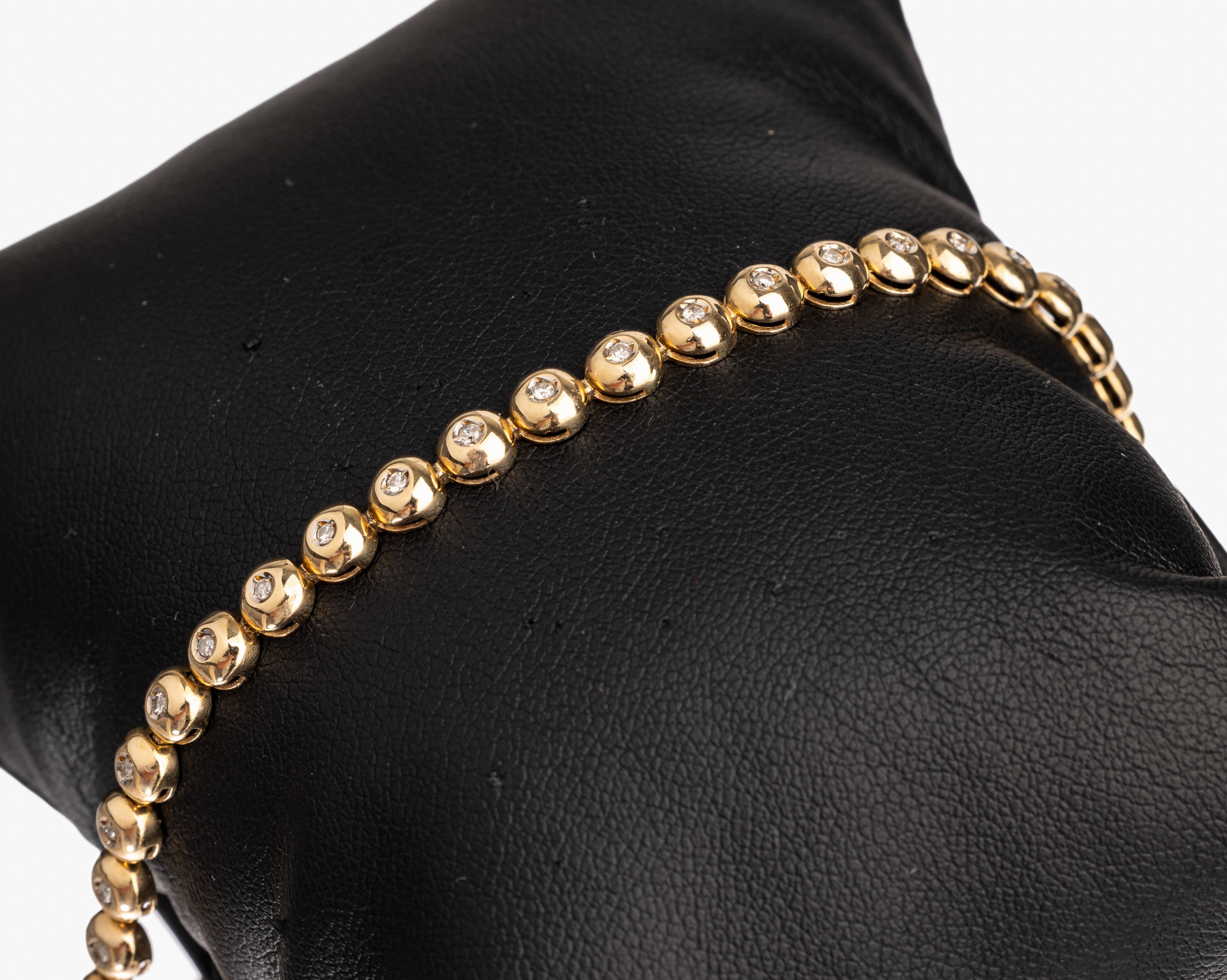 14 kt Gold Brillant-Armband, GG 585/000, 38Brillanten zus. ca. 0.50 ct Weiß/si, L. ca. 19cm Kastenschloß mit Sicherheitsacht, ca. 9.8 g