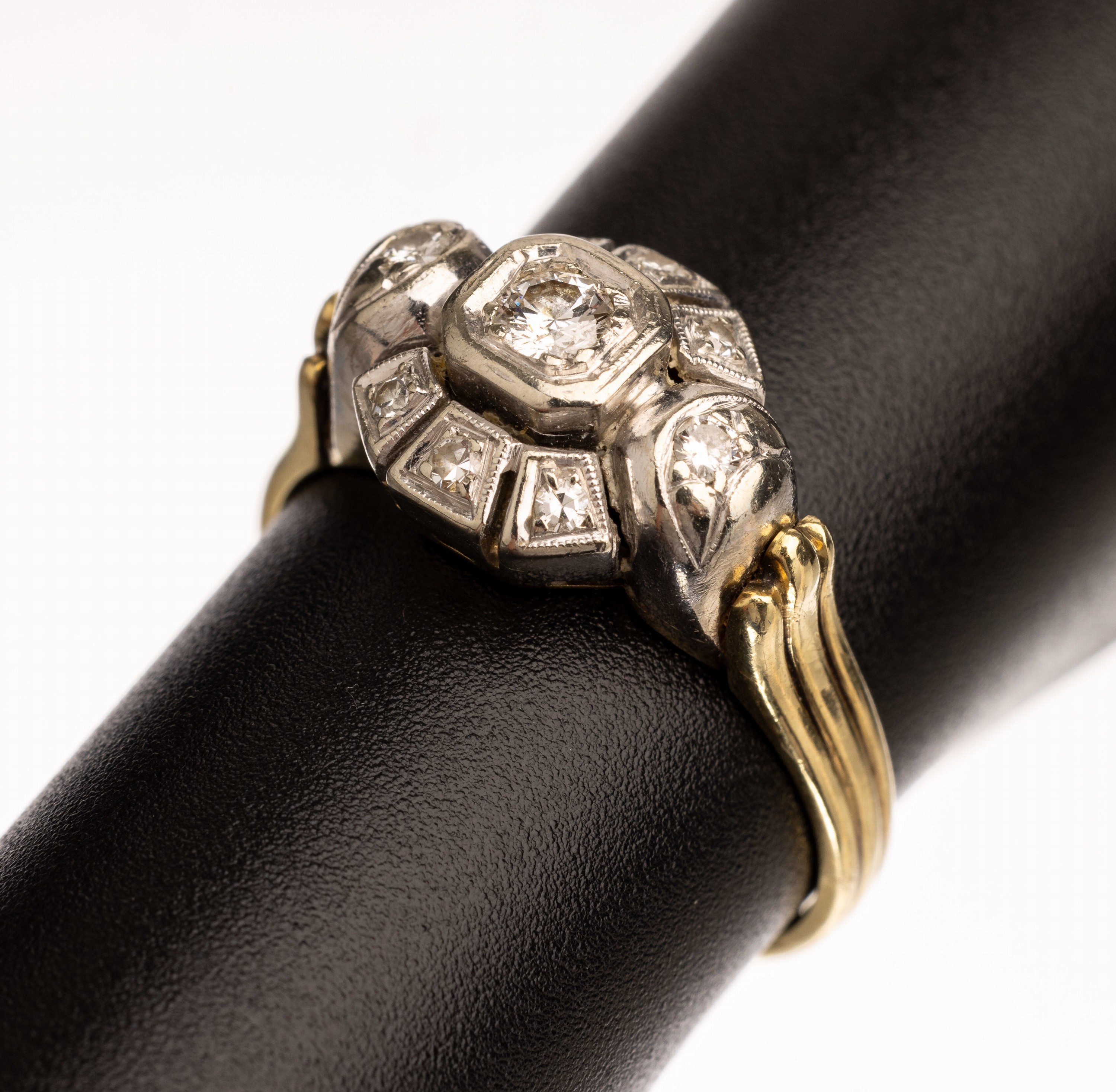 14 kt Gold Diamant Ring, GG/WG 585/000, 1940er Jahre, 3 Brillanten und 6 8/8-Diam. zus. ca. 0.32 ct Weiß/si-p, ca. 5.8 g, RW 60