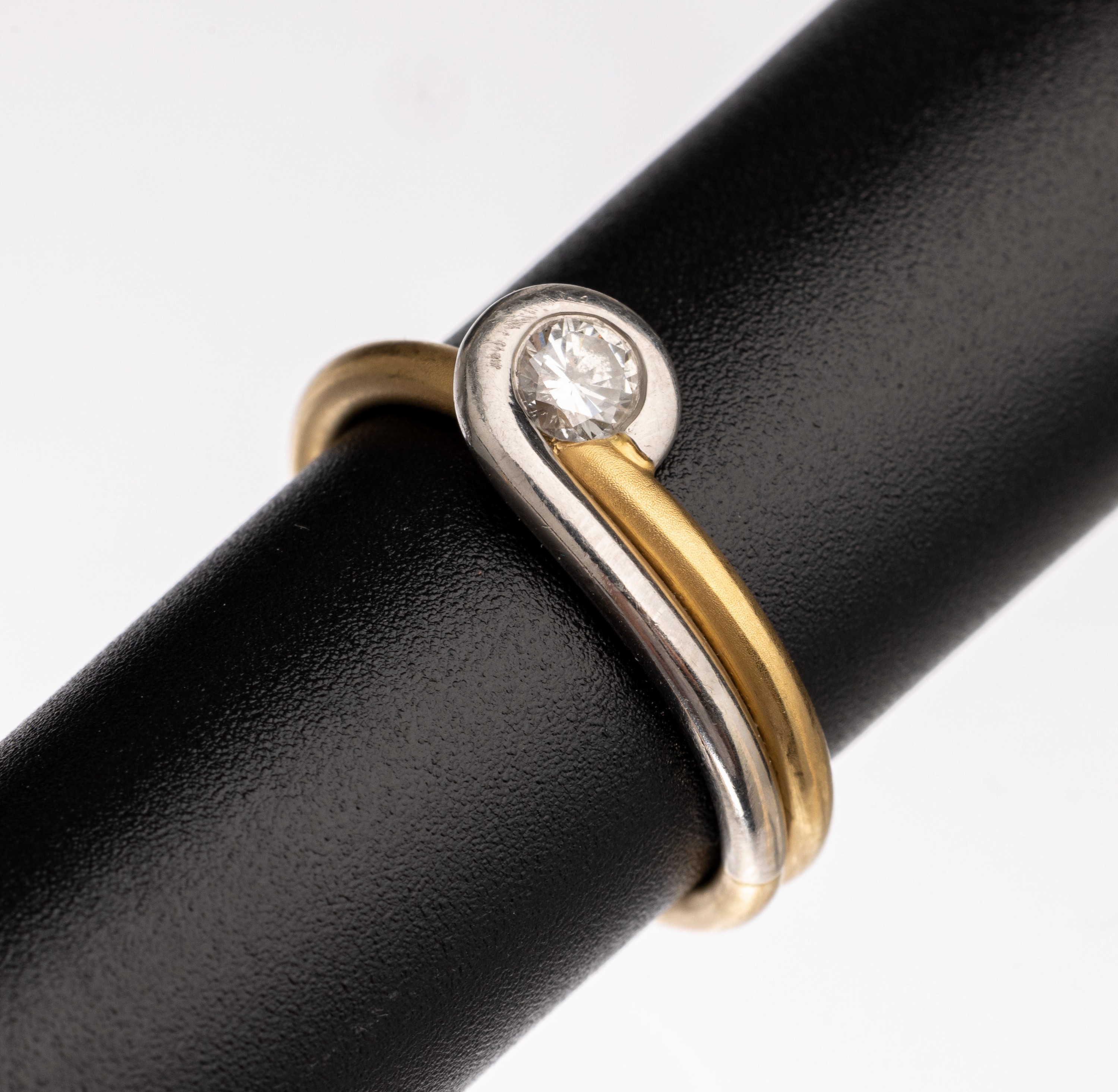 21 kt Gold und Platin Brillant Ring, GG 900/000 und Platin, 1 Brillant ca. 0.20 ct Weiß/si, Meistermarke SK ungedeutet, ca. 6.0 g, RW 53