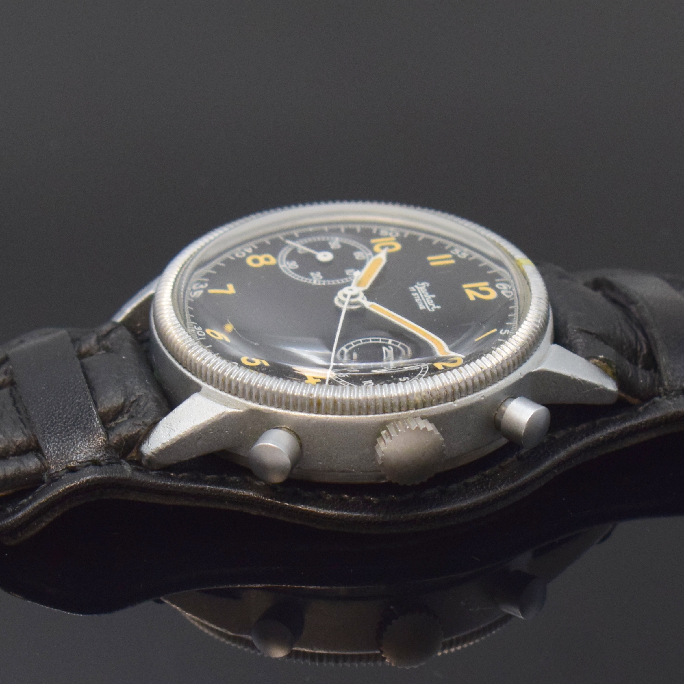 Detail b: HANHART Flyback Flieger-Schaltradchronograph der Bundeswehr Type 417, Deutschland um 1960, Handaufzug, verchr. Messinggeh., gedr. Stahlboden m. ...