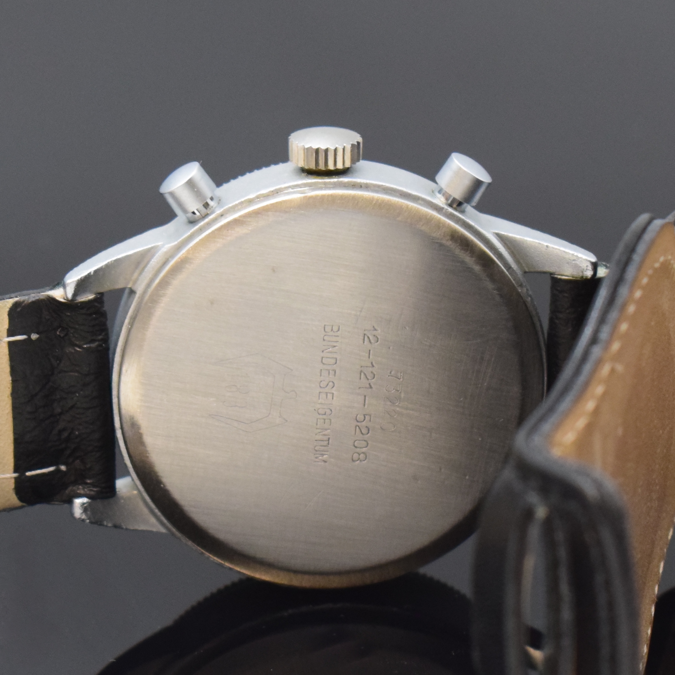Detail c: HANHART Flyback Flieger-Schaltradchronograph der Bundeswehr Type 417, Deutschland um 1960, Handaufzug, verchr. Messinggeh., gedr. Stahlboden m. ...