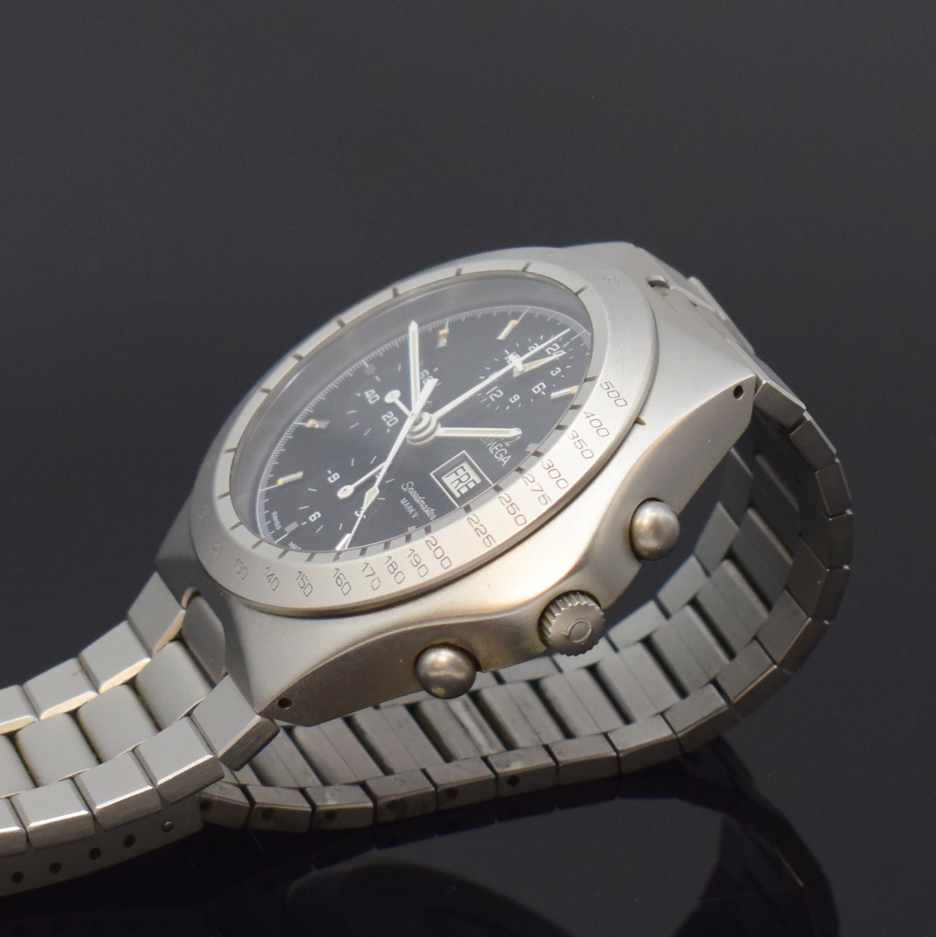Detail c: OMEGA Armbandchronograph Speedmaster Mark V Referenz 376.0806, Schweiz um 1984, Automatik, Edelstahlgeh. inkl. Gliederband m. Faltschl., Boden ...
