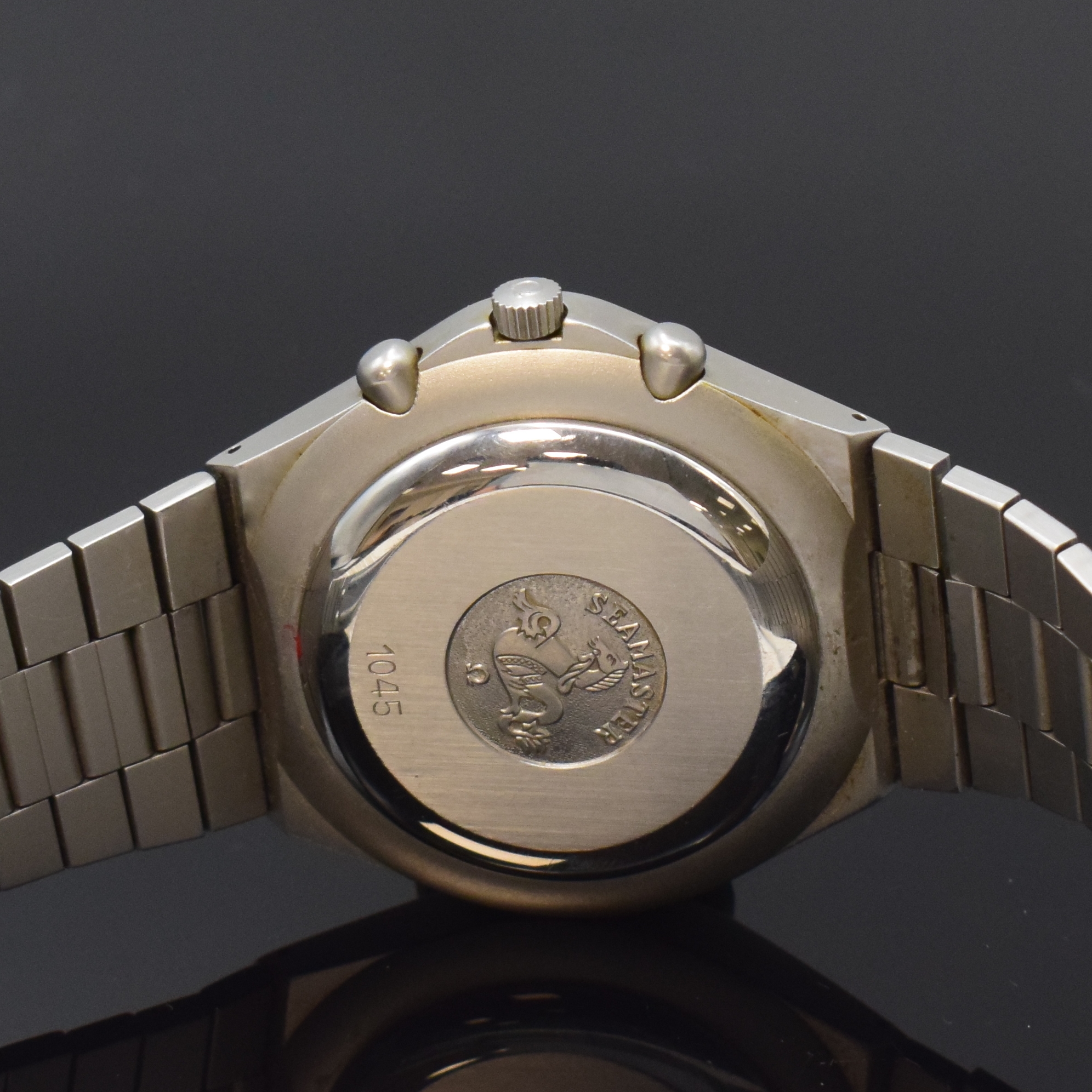 Detail d: OMEGA Armbandchronograph Speedmaster Mark V Referenz 376.0806, Schweiz um 1984, Automatik, Edelstahlgeh. inkl. Gliederband m. Faltschl., Boden ...