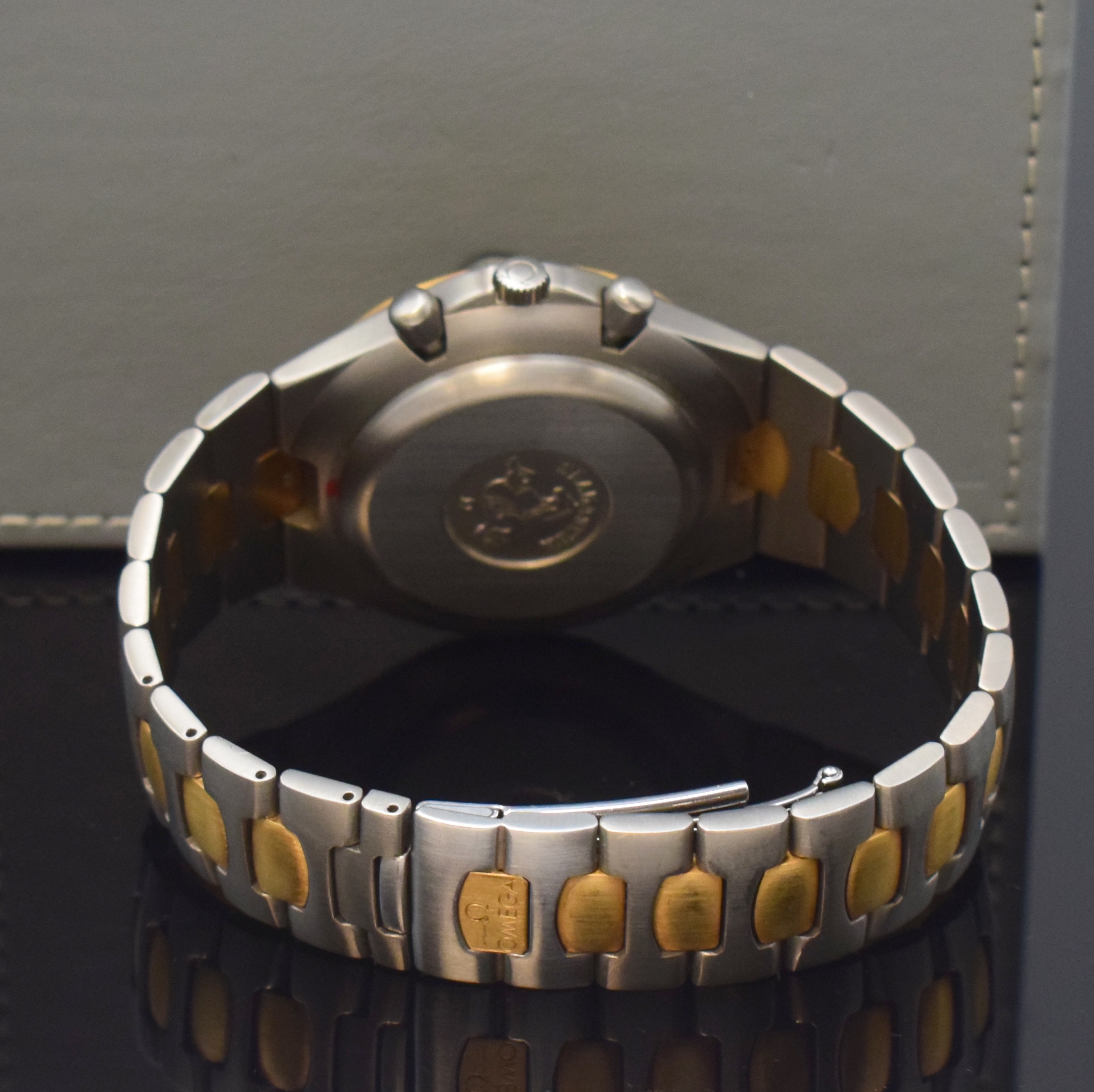 Detail b: OMEGA seltener Armbandchronograph Speedmaster Teutonic Referenz 345.0810, Schweiz um 1986, Handaufzug, Titan/Gold kombiniert inkl. Gliederband mit ...