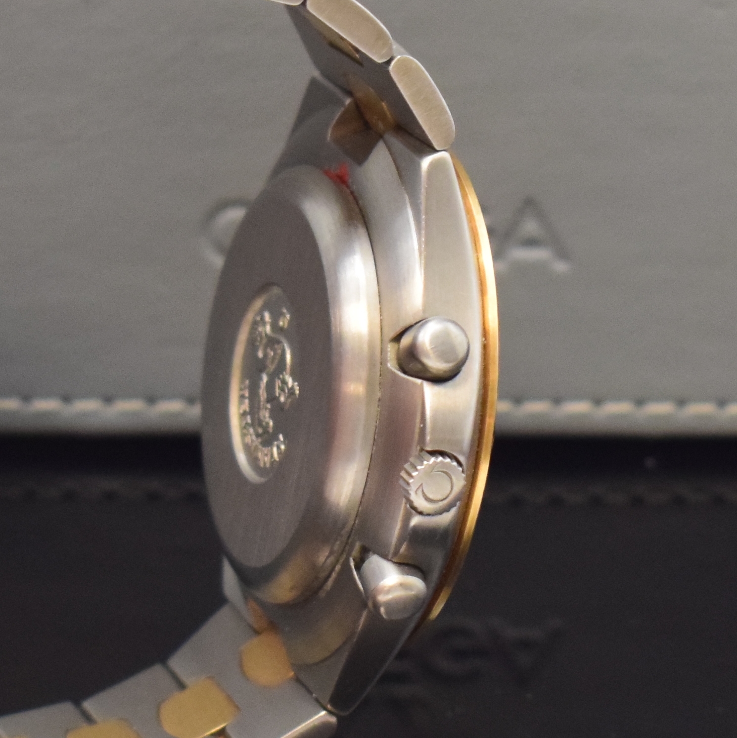 Detail c: OMEGA seltener Armbandchronograph Speedmaster Teutonic Referenz 345.0810, Schweiz um 1986, Handaufzug, Titan/Gold kombiniert inkl. Gliederband mit ...