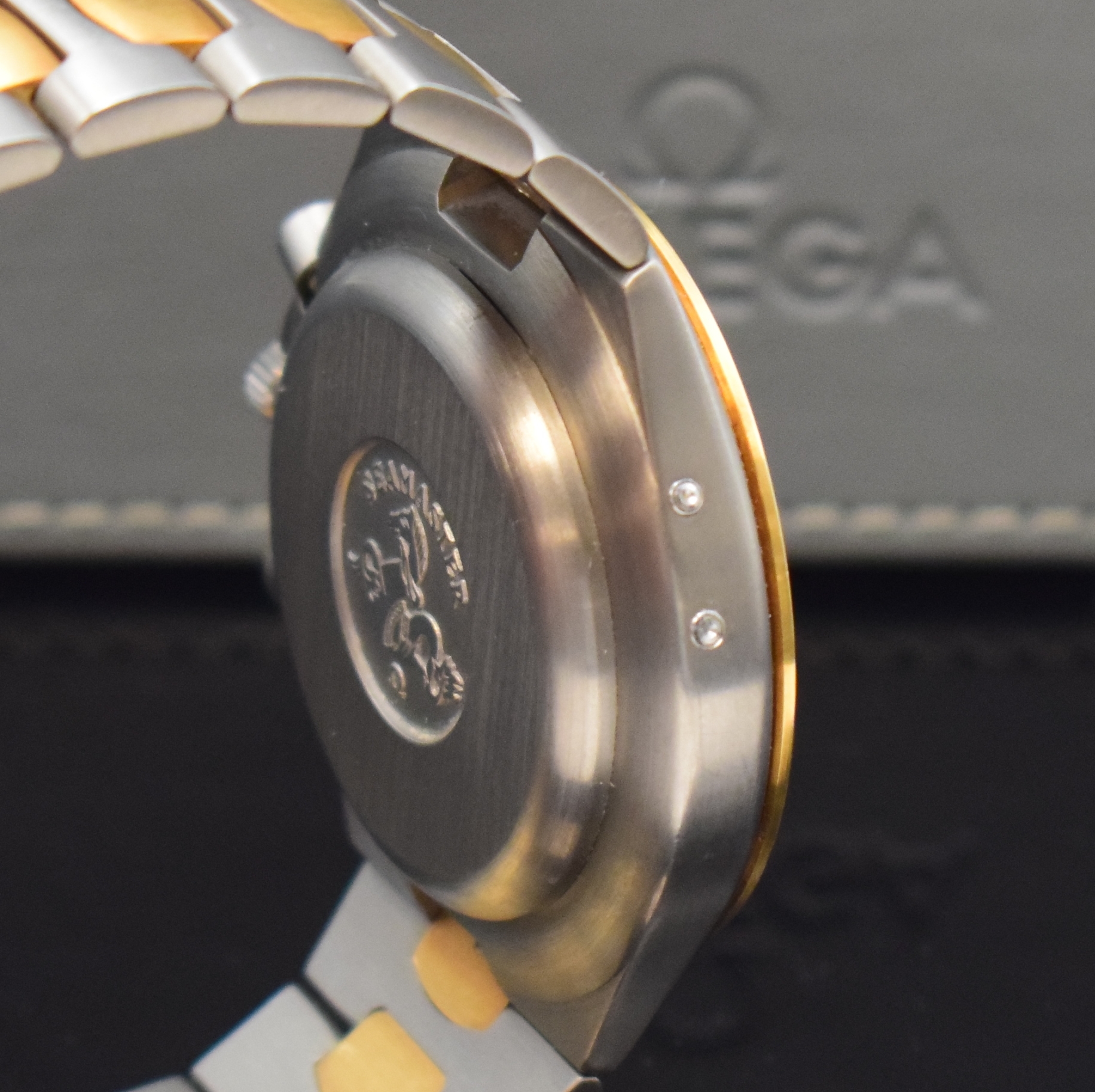 Detail e: OMEGA seltener Armbandchronograph Speedmaster Teutonic Referenz 345.0810, Schweiz um 1986, Handaufzug, Titan/Gold kombiniert inkl. Gliederband mit ...
