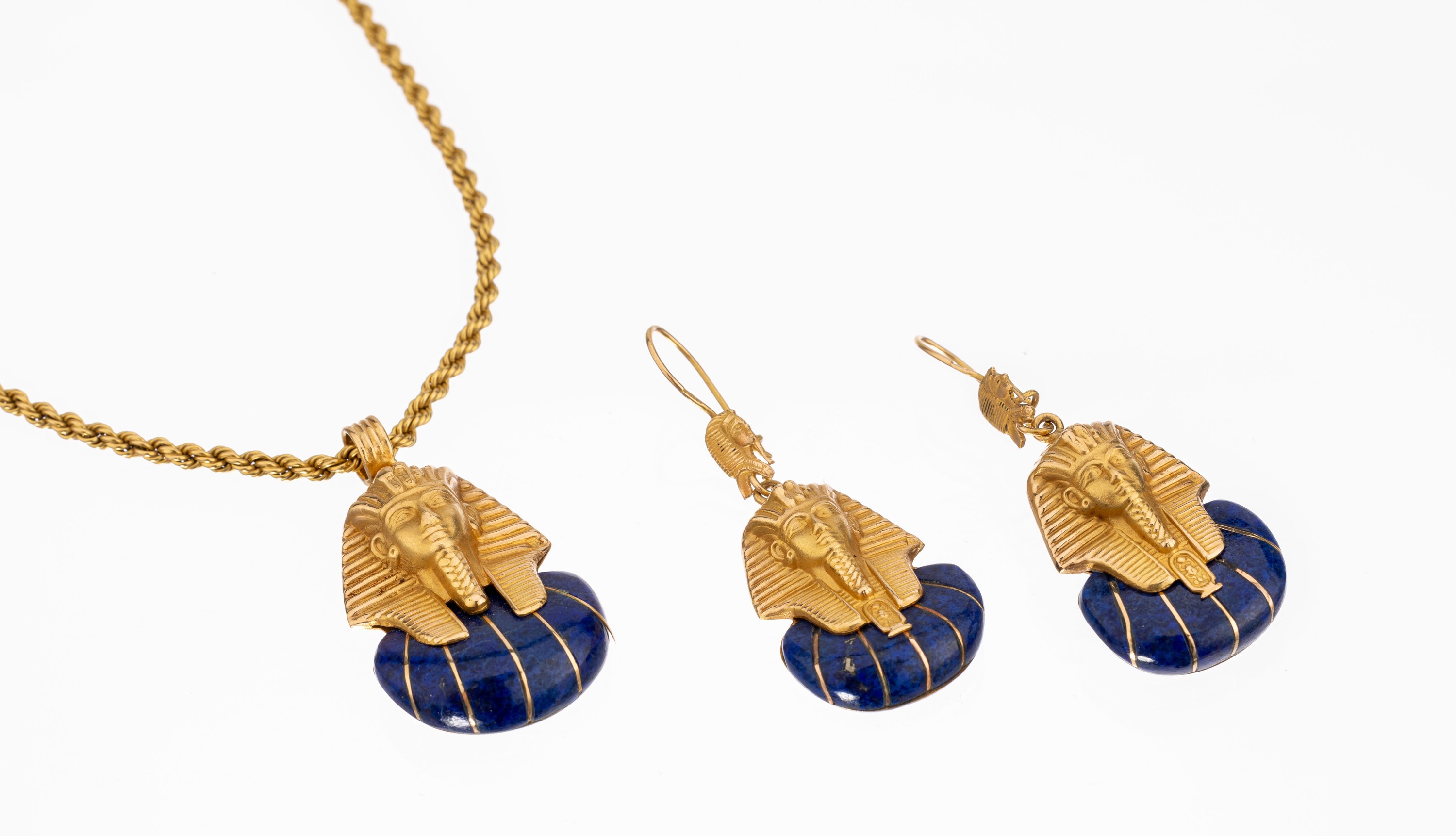 18 kt Gold Lapislazuli Schmuckset, "Tut ench Amun", ca. 36.6 g, GG 750/000 gepr., best. aus: Paar Ohrgehänge, Anhänger und Kordelkette, ...