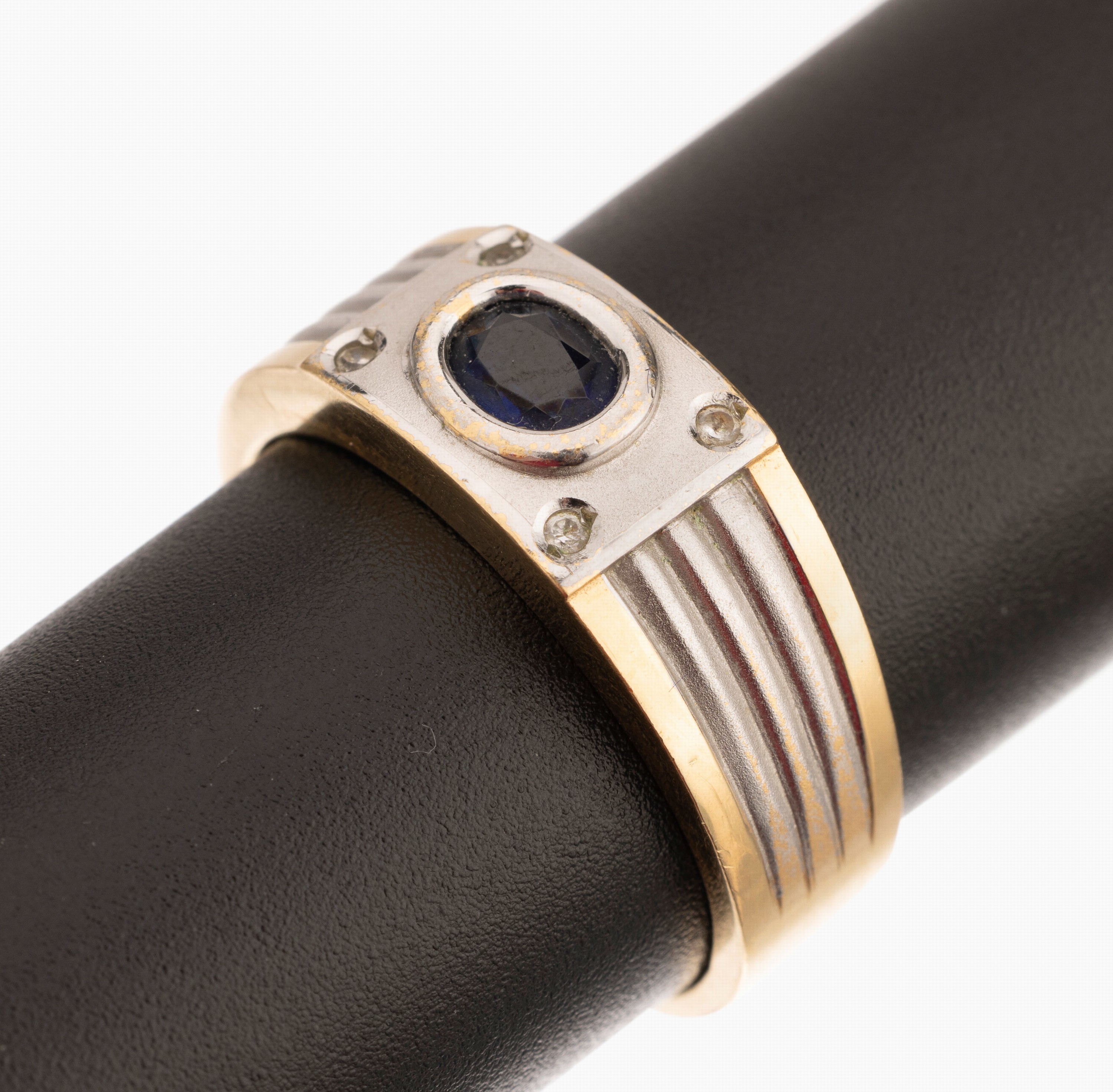 18 kt Gold Saphir-Ring, GG/WG 750/000, Mittelteil mit WG Auflage, mit einem oval- facett. Saphir, RW 63, ca. 8.9 g