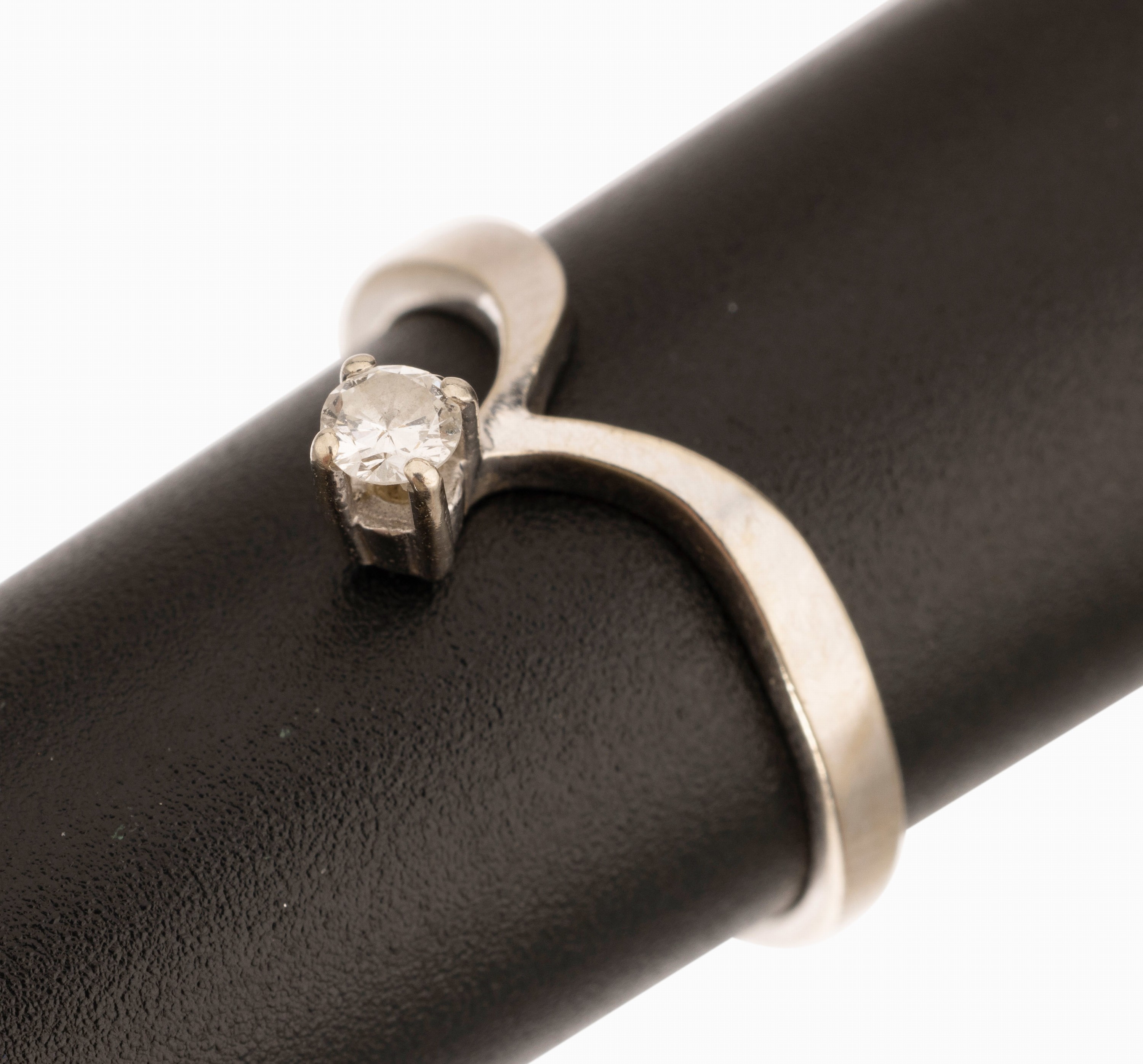 14 kt Gold Brillant-Ring, WG 585/000, Brillant ca. 0.10 ct Weiß/si, RW 52.5, ca. 2.3 g