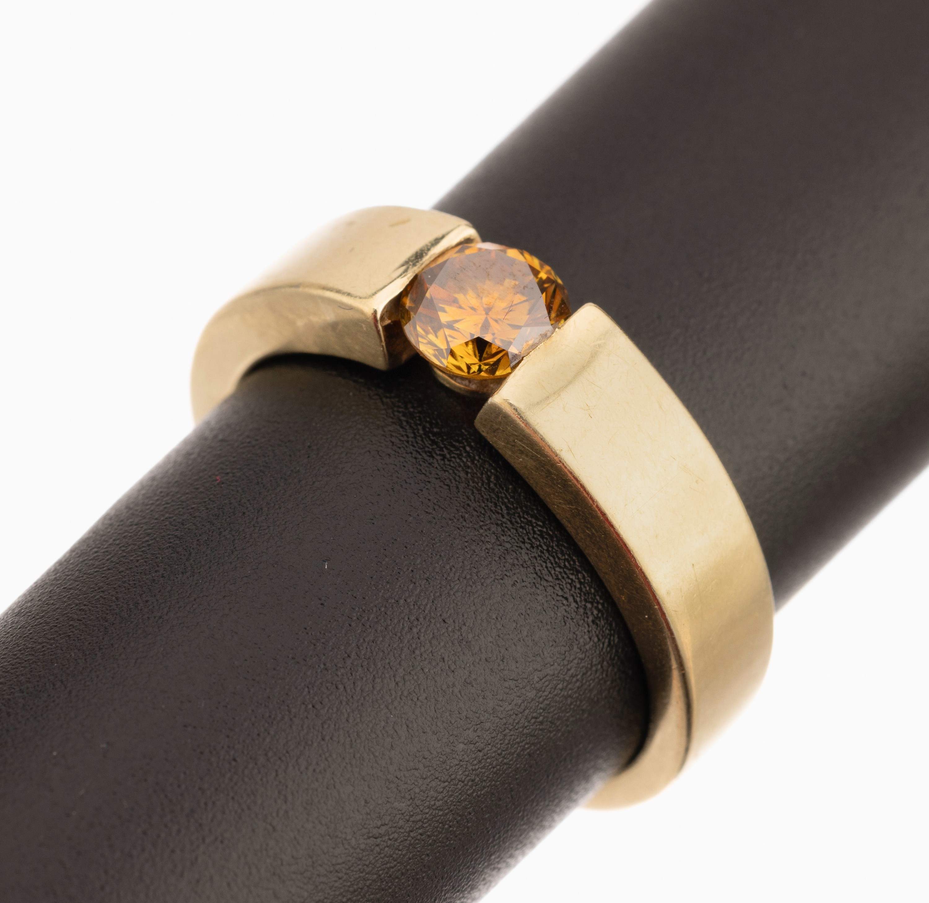 14 kt Gold Brillant-Ring, GG 585/000, Brillant ca. 0.75 ct (wohl beh.,) fancy orangyyellowish, in Spannringoptik, RW 60, ca. 10 g